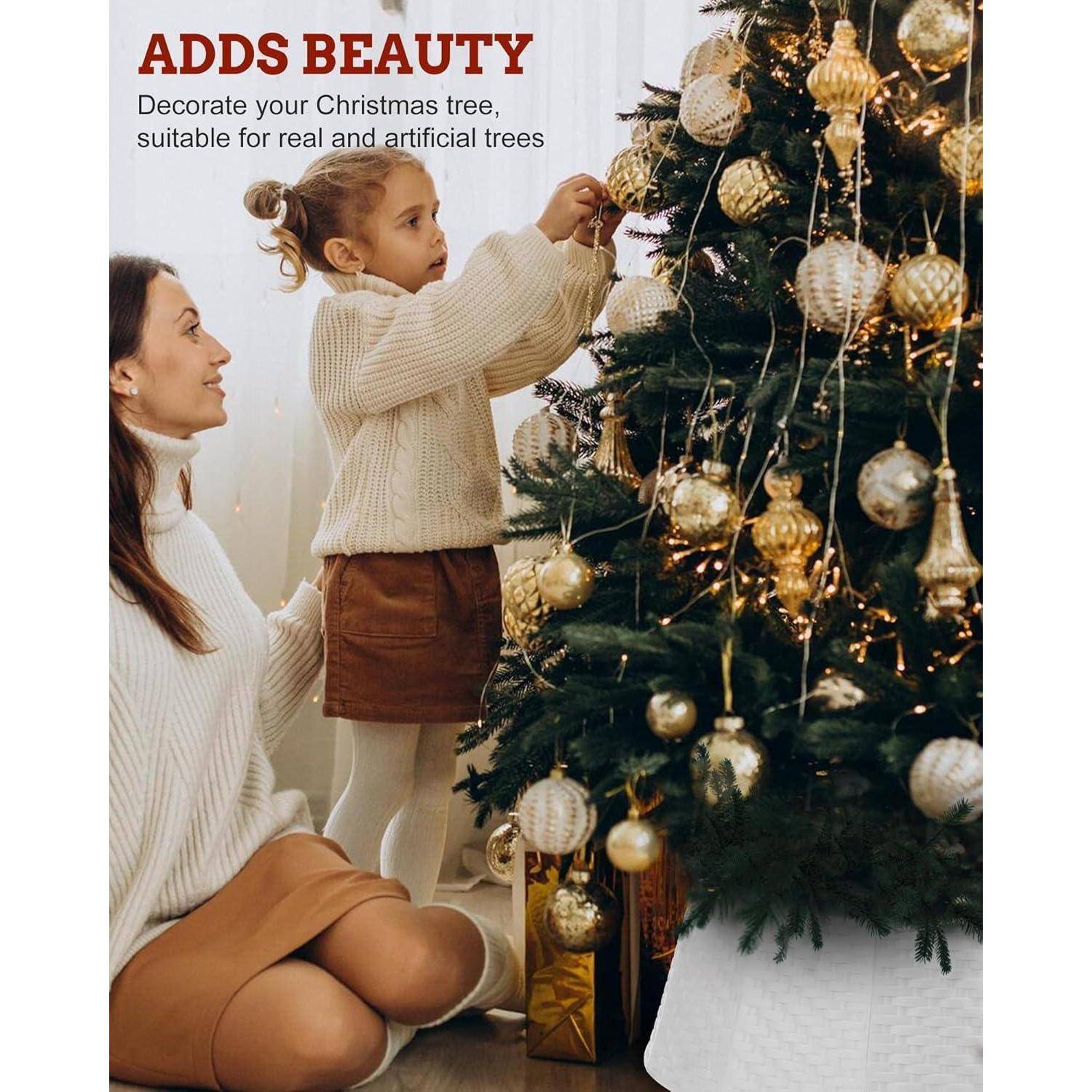Eine Frau und ein Kind schmücken einen Weihnachtsbaum mit goldenen Kugeln und Lichtern. Text lautet: 