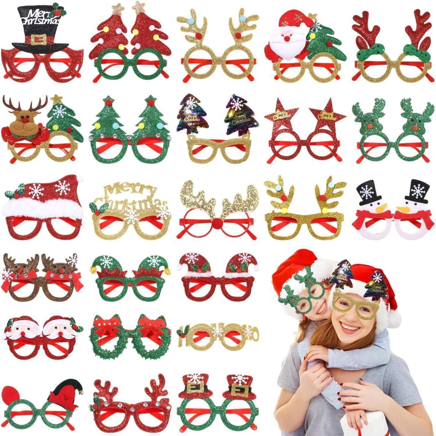 Person mit festlicher Brille mit Rentiergeweihen und Weihnachtsmannmütze, der verspielt lächelt. Darüber verschiedene weihnachtlich gestaltete Brillen.
