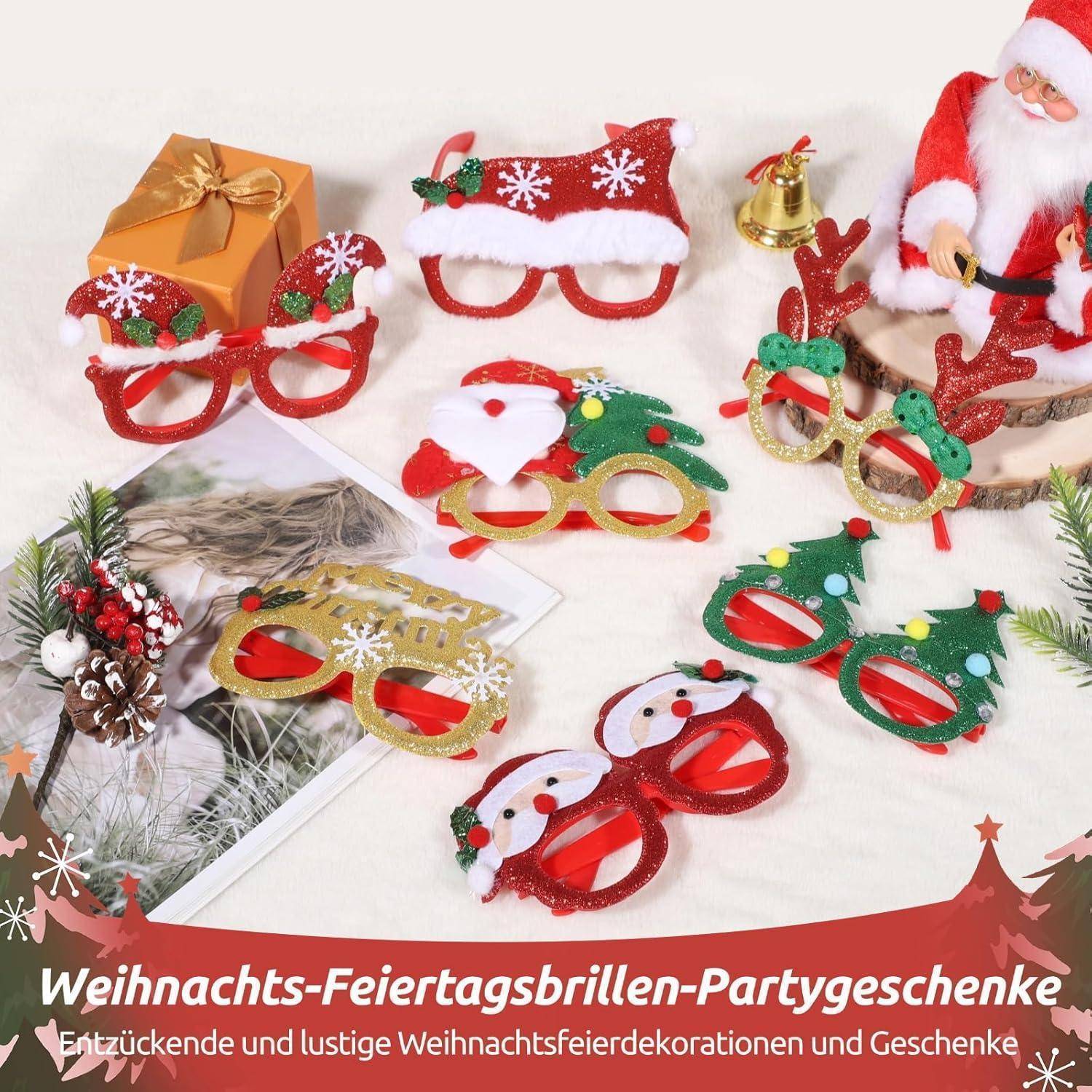 Eine Vielzahl festlicher Weihnachtsgläser und Dekorationen sind ausgestellt, die Designs mit Weihnachtsmannmützen, Stechpalmen und Rentieren zeigen.