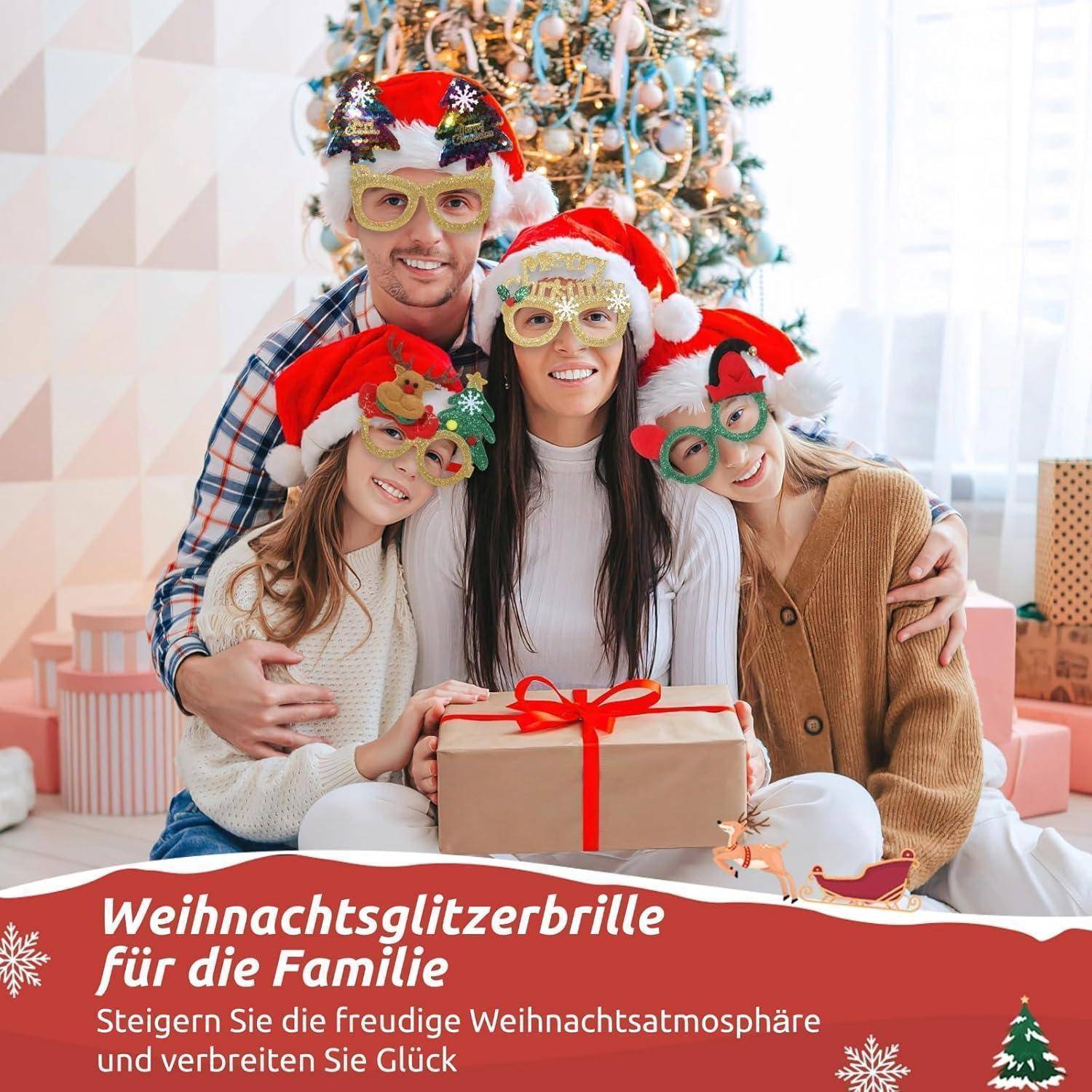 Eine vierköpfige Familie mit festlichen Weihnachtsmützen und Partybrille sitzt vor einem Weihnachtsbaum und hält ein eingepacktes Geschenk. Der Text auf Deutsch bewirbt Feiertagsbrillen.