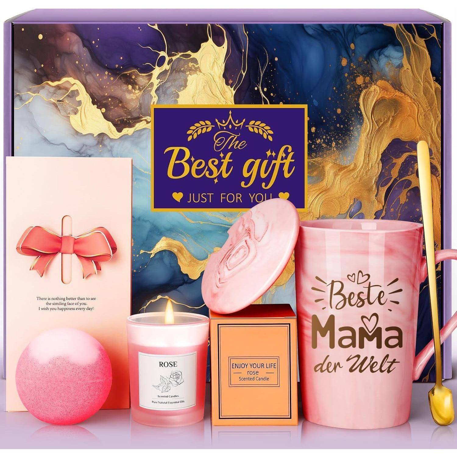 Geschenkset mit einer Karte, Kerze, rosa Badebombe und einer Tasse mit der Aufschrift ‚Beste Mama der Welt' vor einem bunten Hintergrund, beschriftet mit ‚Das beste Geschenk'.