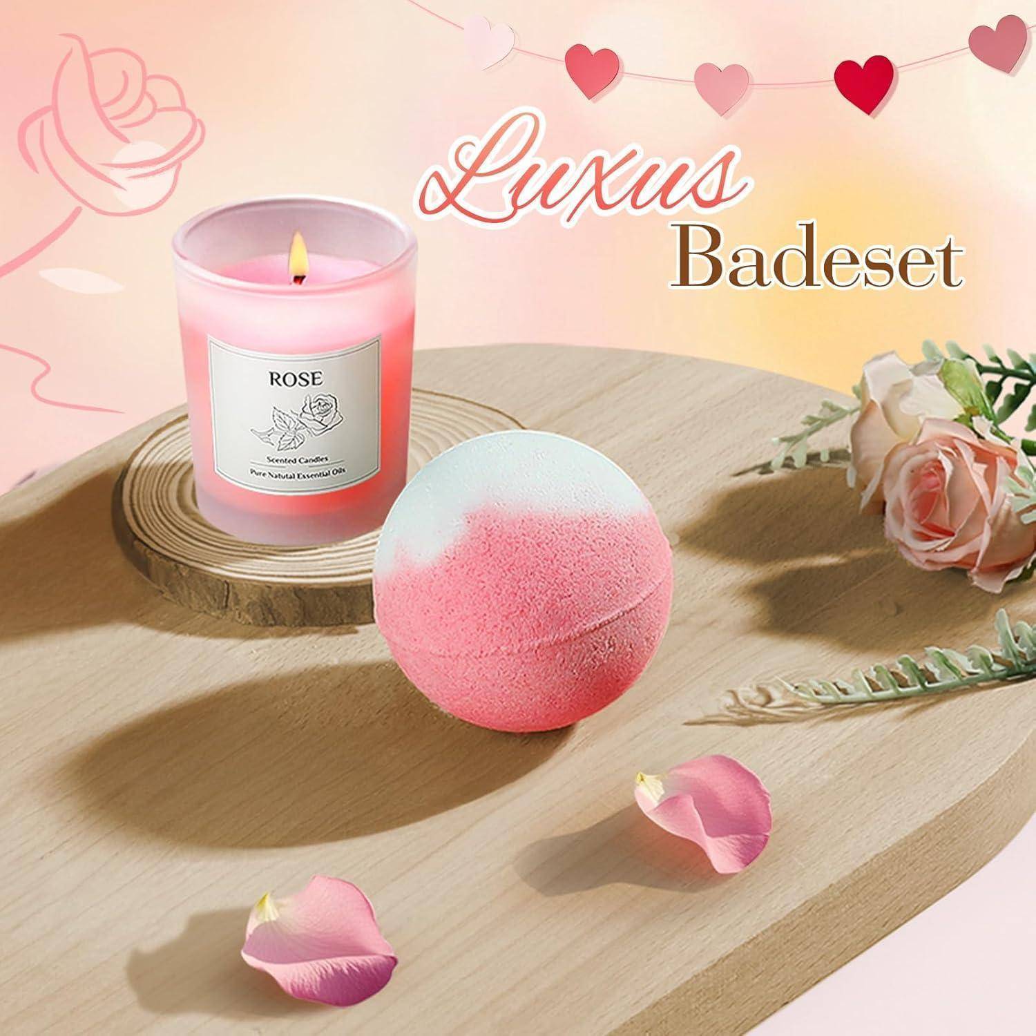 Das 'Luxus Badeset' enthält eine rosa-weiße Badebombe, eine rosenduftende Kerze und Rosenblüten, die eine luxuriöse Spa-ähnliche Atmosphäre schaffen.