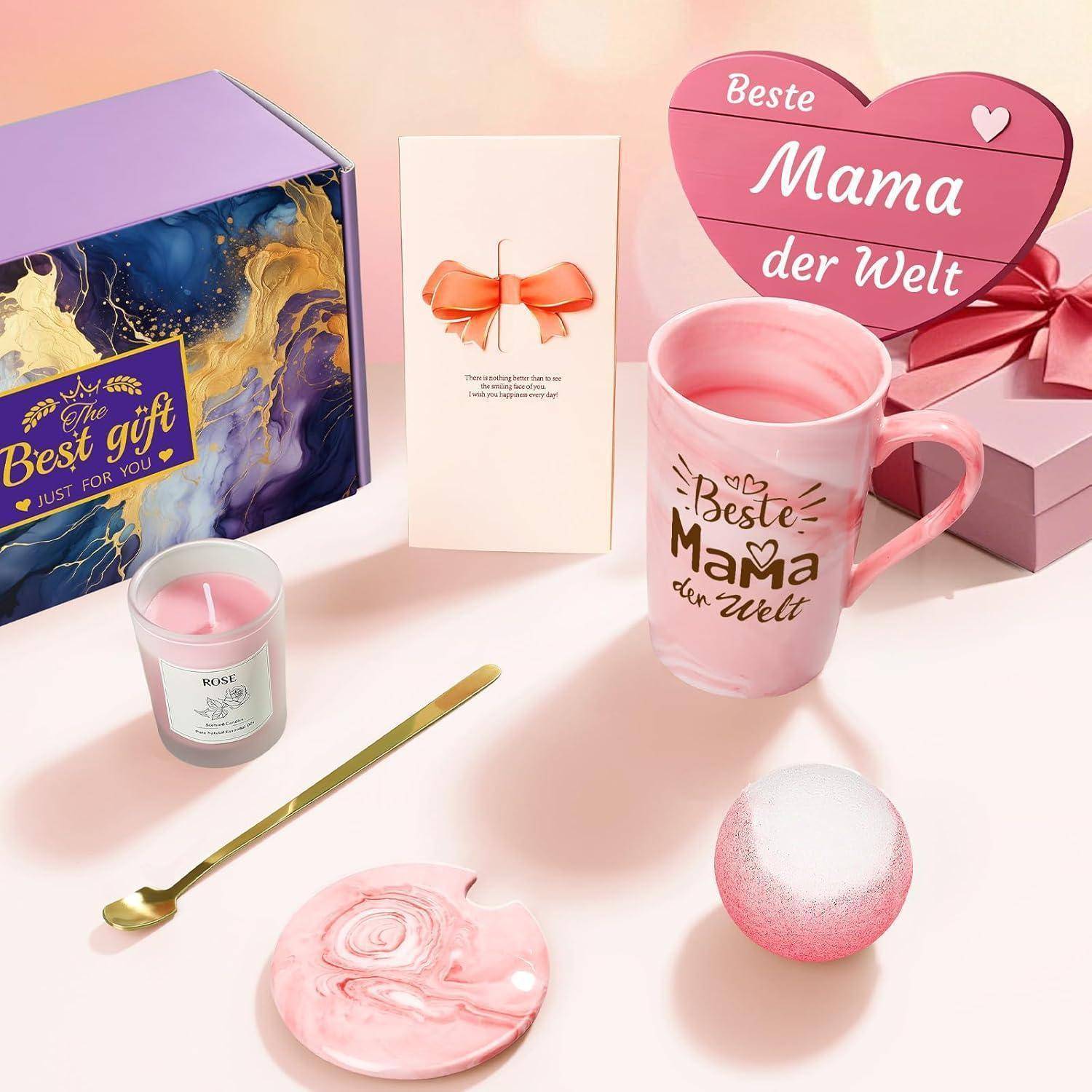 Geschenkset für die 'Beste Mama der Welt' mit einer rosa Tasse, Kerze, goldenem Löffel, Badebombe und Geschenkboxen.