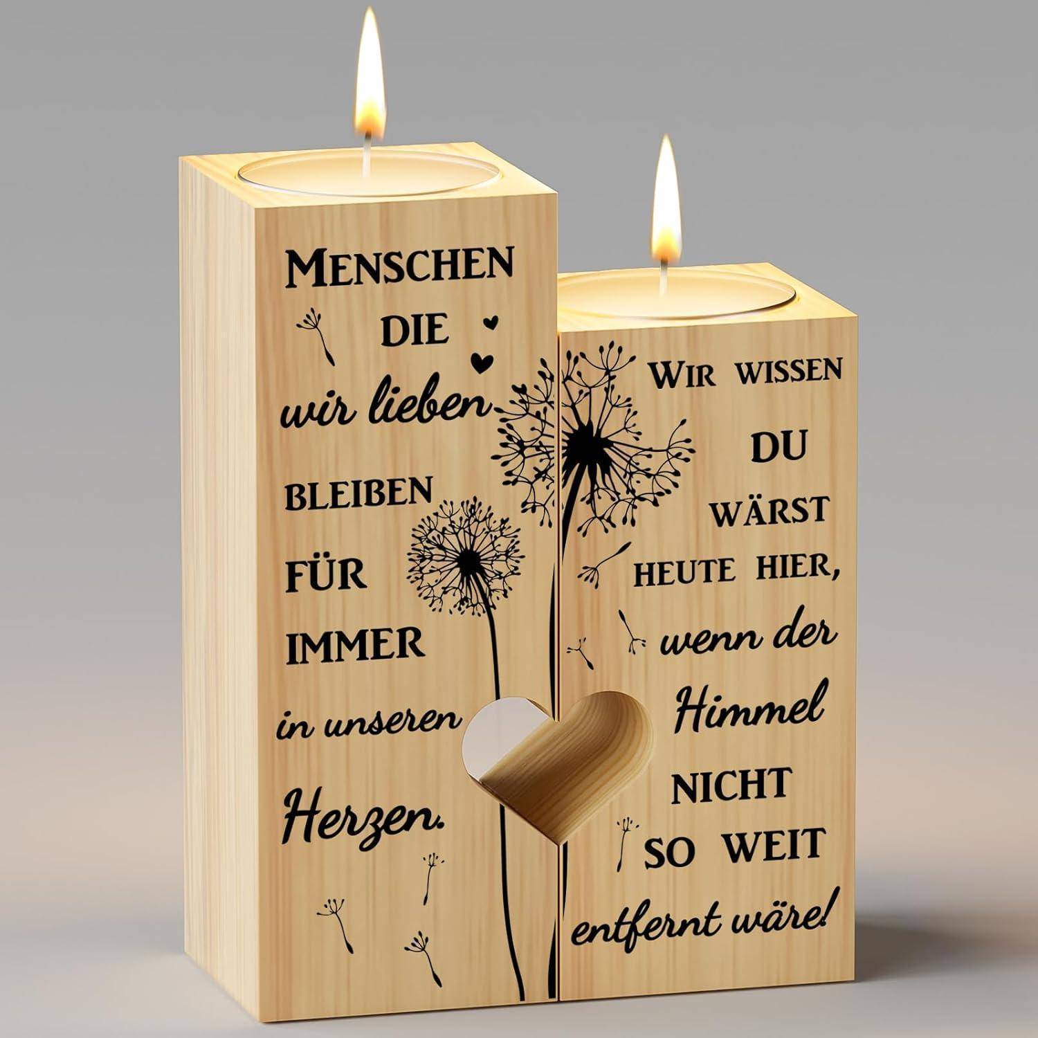 Holzkerzenhalter mit der Gravur 'Menschen, die wir lieben, bleiben für immer in unseren Herzen. Wir wissen, du wärst heute hier, wenn der Himmel nicht so weit entfernt wäre!' neben Pusteblumen.