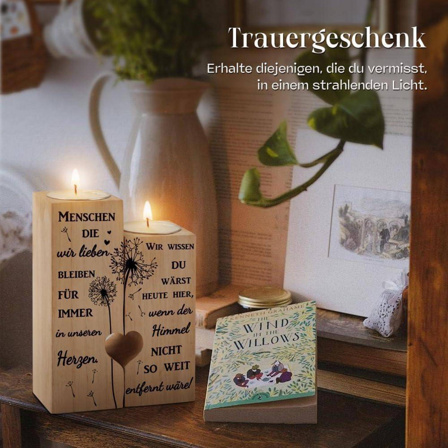 Kerzenhalter mit deutschem Text über Erinnerung und Verlust, angezündete Kerzen, Dekoartikel und ein Buch mit dem Titel ‚Der Wind in den Weiden' auf einem Holzregal.