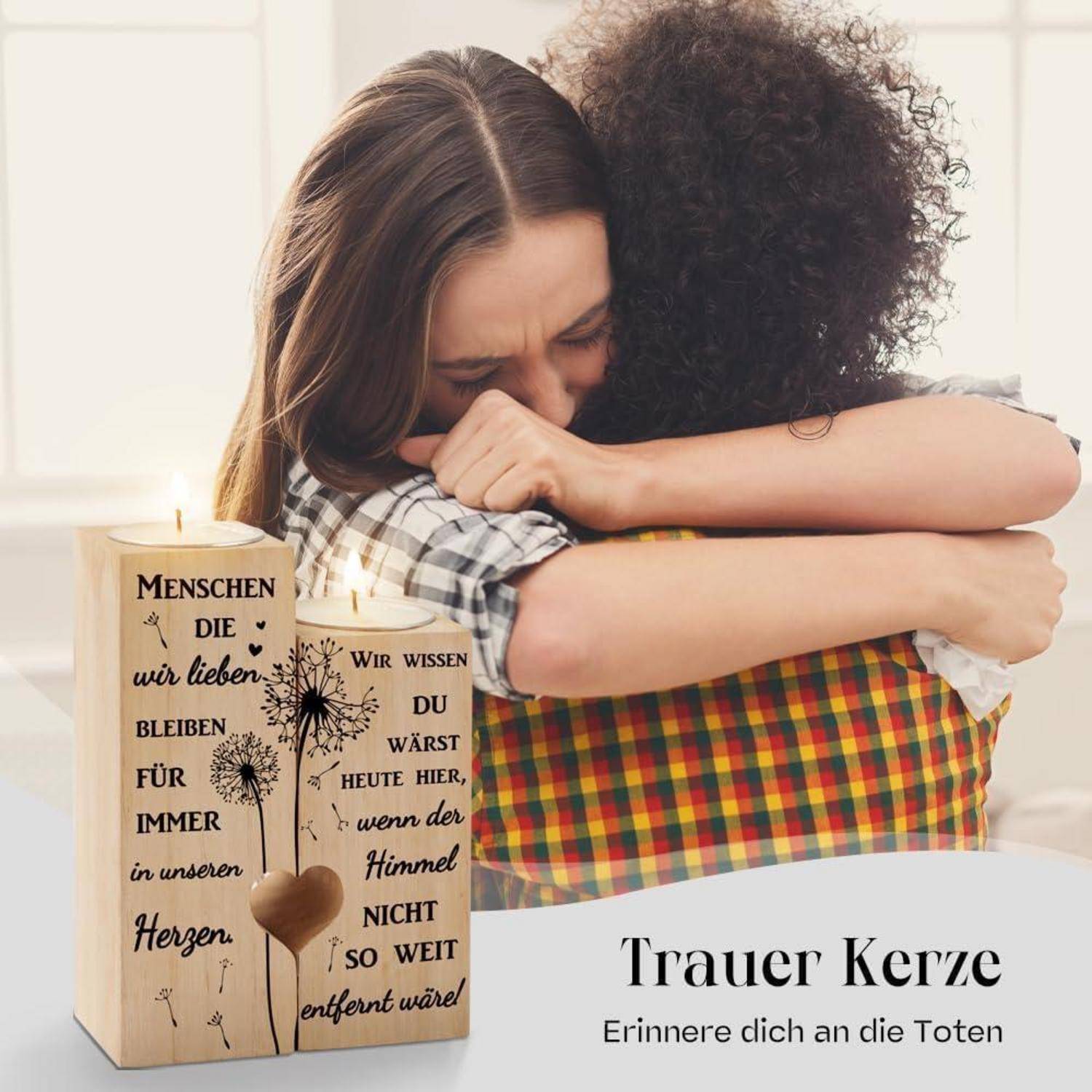 Zwei Menschen umarmen sich sanft mit emotionalen Gesichtsausdrücken. Im Vordergrund steht eine brennende Kerze mit trostspendender deutscher Aufschrift über das Erinnern an geliebte Menschen.