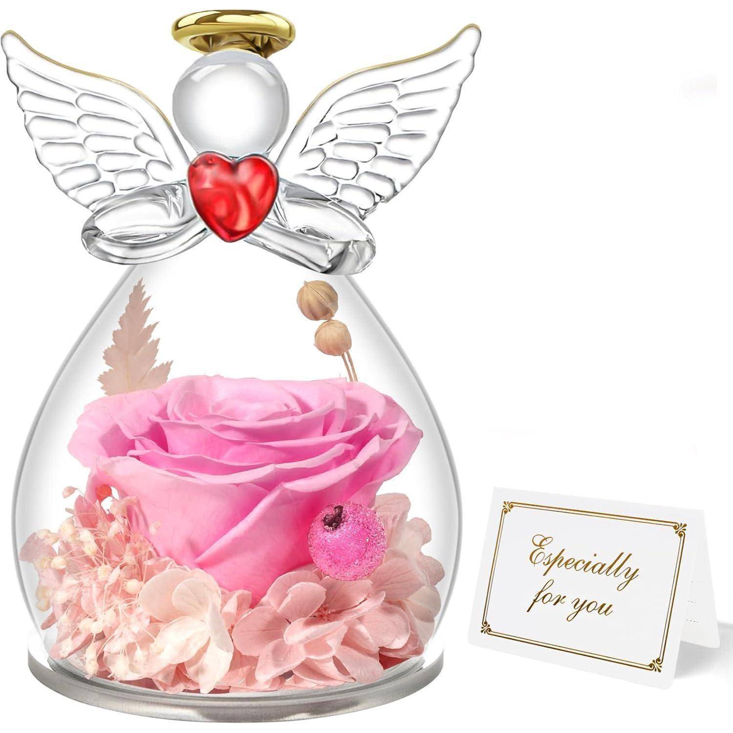 Eine Glasengelfigur mit einer rosa Blume im Inneren, die goldene Flügel und ein rotes Herz aufweist. Daneben liegt eine Karte mit der Aufschrift „Nur für dich