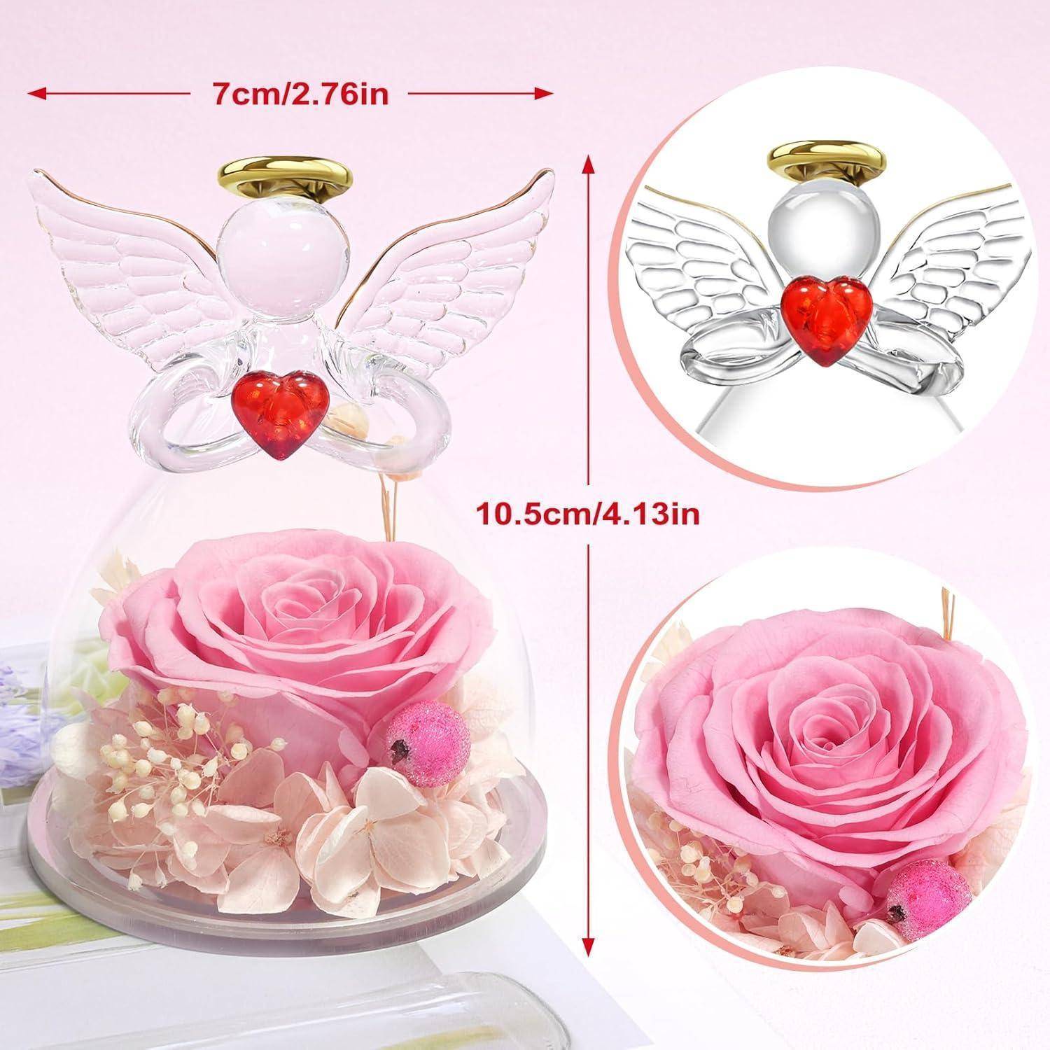 Glasengelfigur mit einem roten Herzen hält eine große rosa Rose in einer transparenten Glaskuppel, verziert mit kleinen Blumen und einem Vogel. Die Abmessungen betragen 7 cm/2,76 Zoll in der Breite und 10,5 cm/4,13 Zoll in der Höhe.