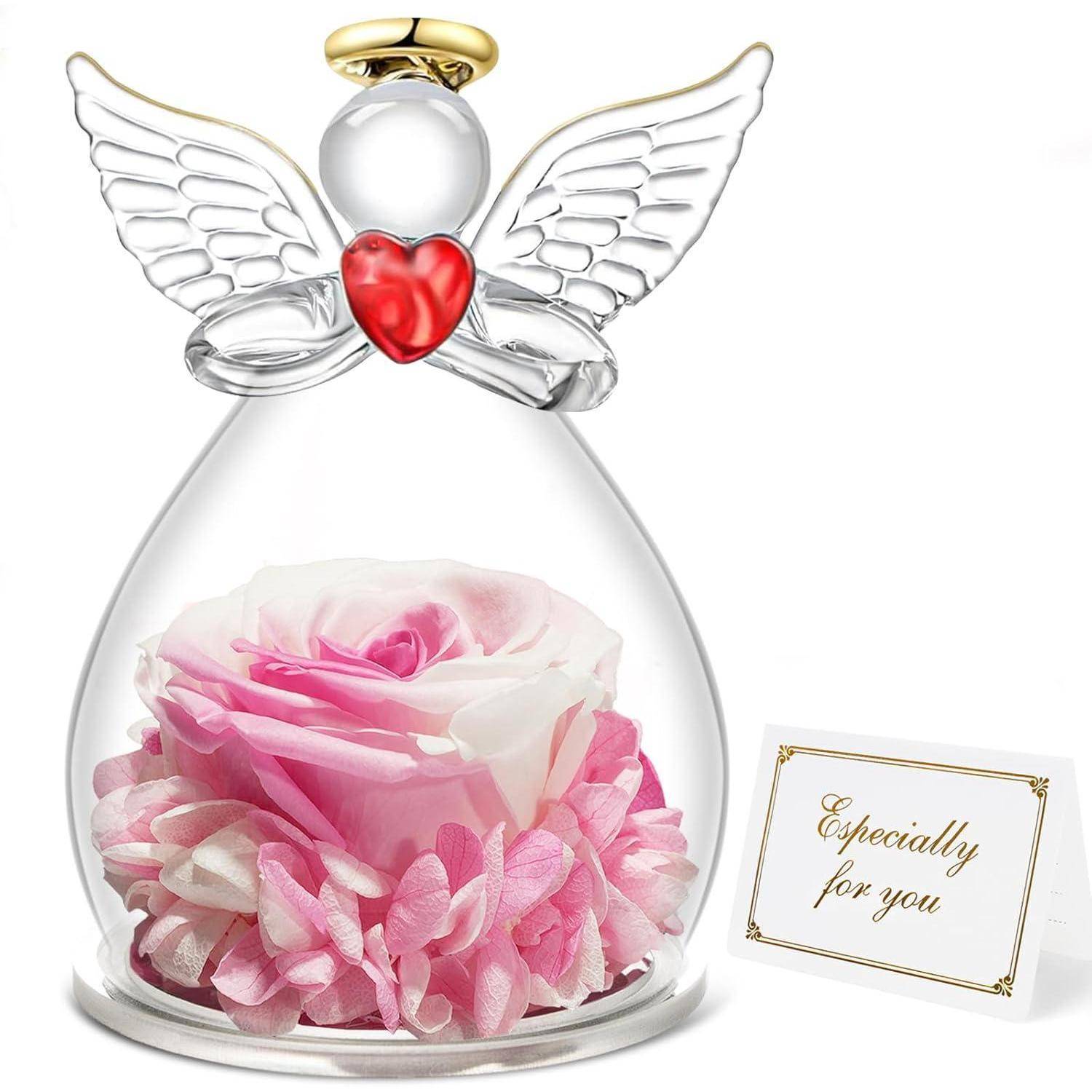 Ein Glasengel-Anhänger mit Flügeln und einem roten Herzen umschließt eine rosa Rose. Eine Karte daneben liest: ‚Besonders für dich'.