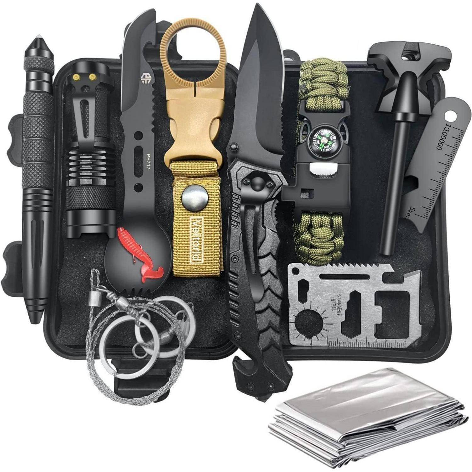 Überlebens-Ausrüstungsset mit Werkzeugen, einschließlich Messer, Taschenlampe, Stift, Kompass-Armband, taktischem Stift, Drahtsäge und Notfalldecke.