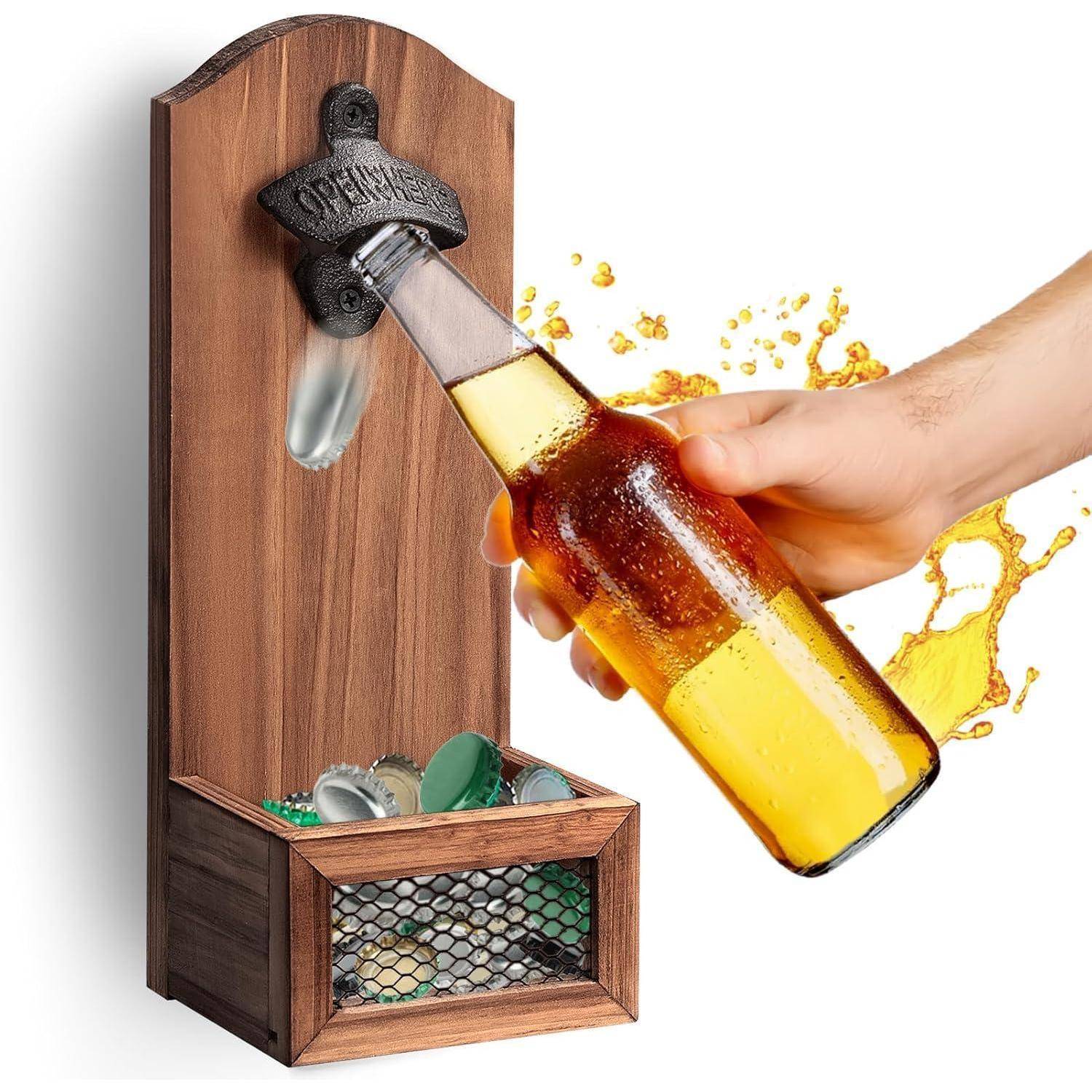 Eine Hand öffnet eine braune Bierflasche mit einem wandmontierten Flaschenöffner. Kronkorken sammeln sich in einem Drahtgitterkorb darunter, während Flüssigkeit im Hintergrund spritzt.