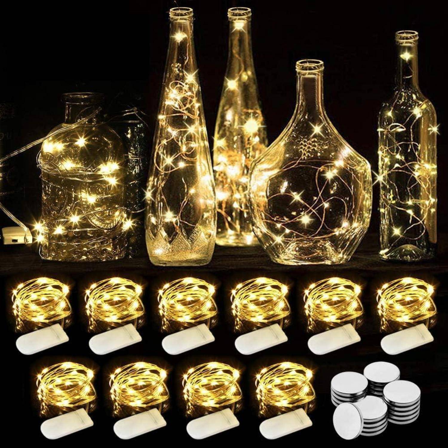 Lichterketten in dekorativen Glasflaschen, die die Szene beleuchten, mit mehreren Batteriepacks und Batterien, die darunter angeordnet sind.