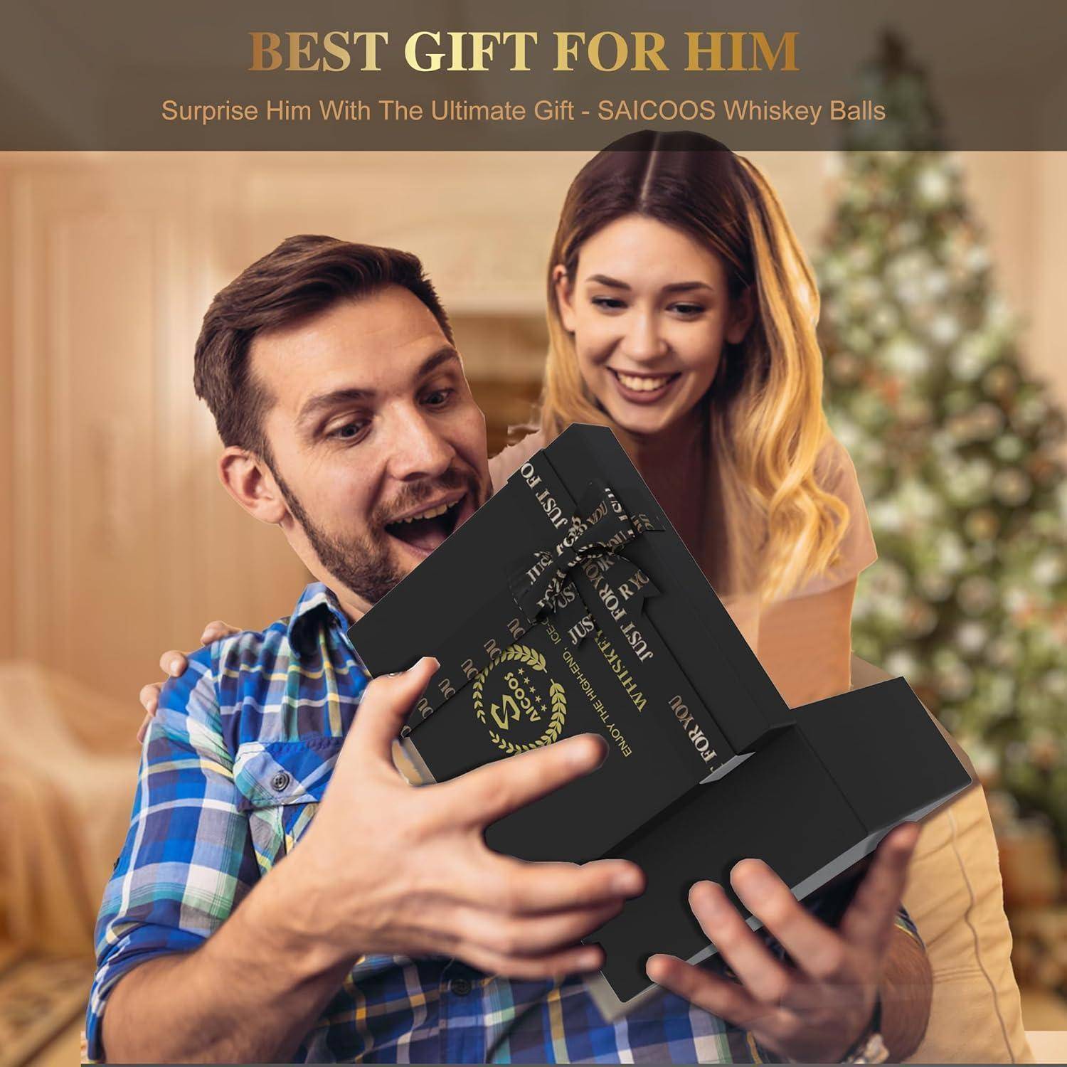 Mann und Frau öffnen freudig eine Geschenkbox mit der Aufschrift 