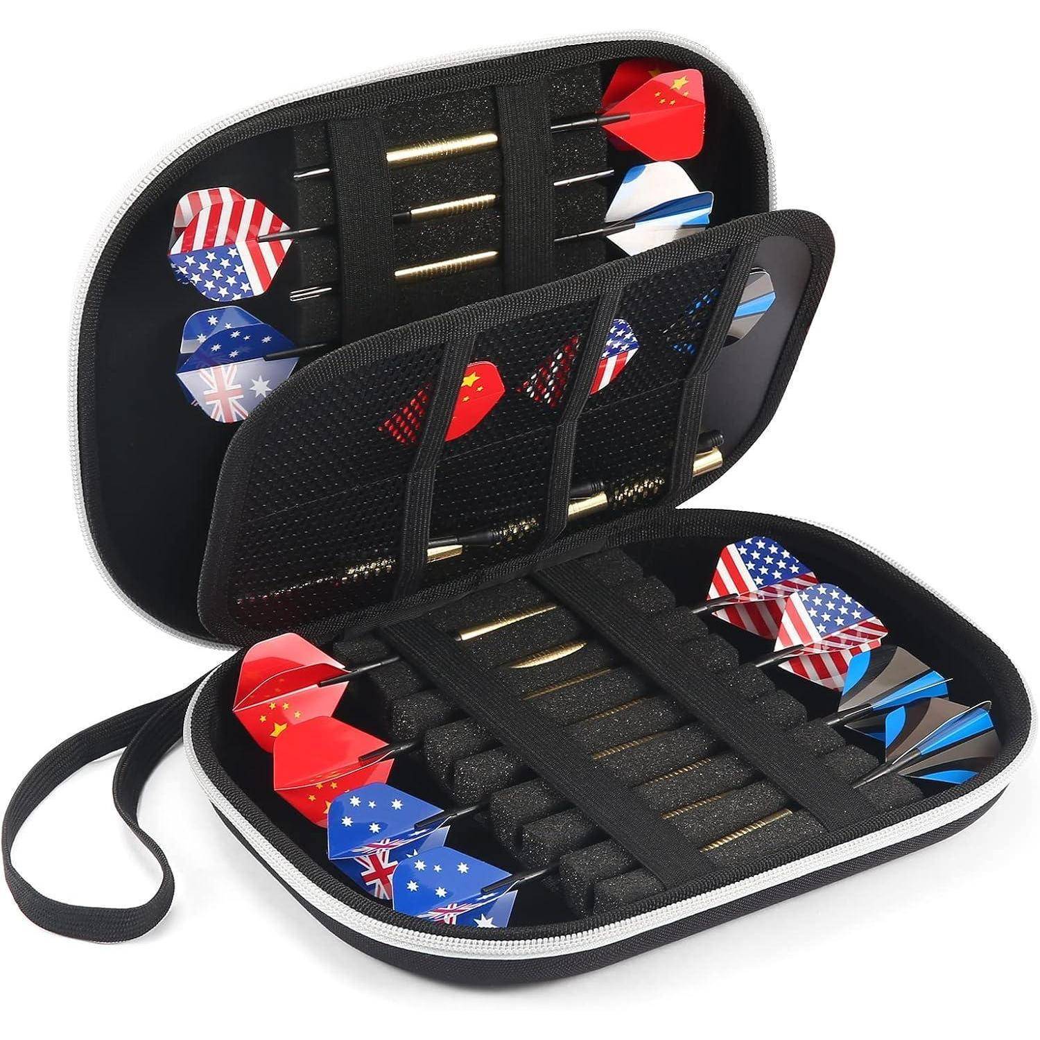 Eine schwarze Dartmappe geöffnet, die sechs Dartsets mit Flightdesigns präsentiert, die verschiedene Nationalflaggen zeigen, darunter die der USA, des Vereinigten Königreichs und Chinas.