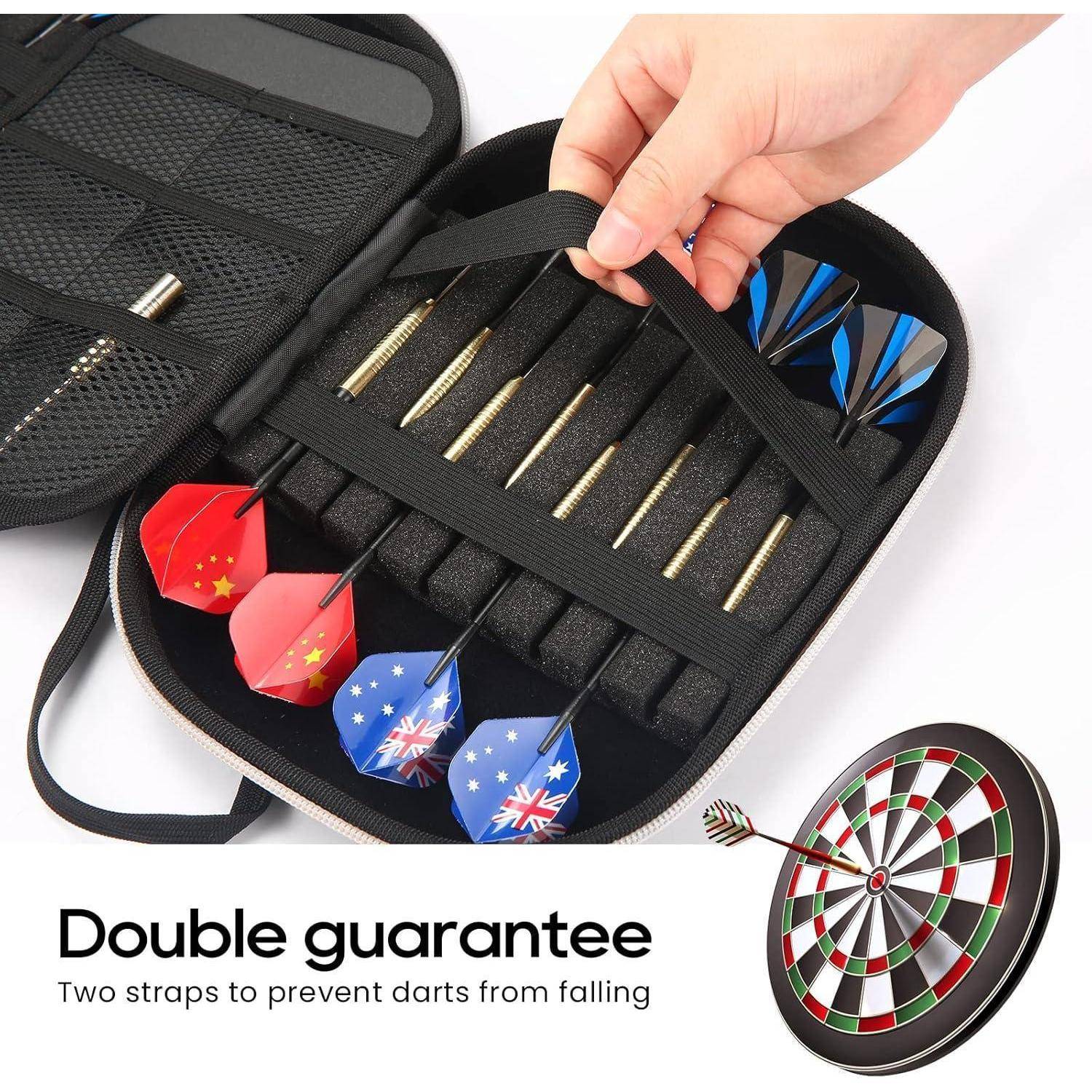 Dartkoffer mit zwei Riemen zur Sicherung der Dartpfeile. Neun Dartpfeile mit roten, blauen und schwarzen Flights. Text lautet: „Doppelte Garantie: Zwei Riemen verhindern das Herausfallen der Dartpfeile.