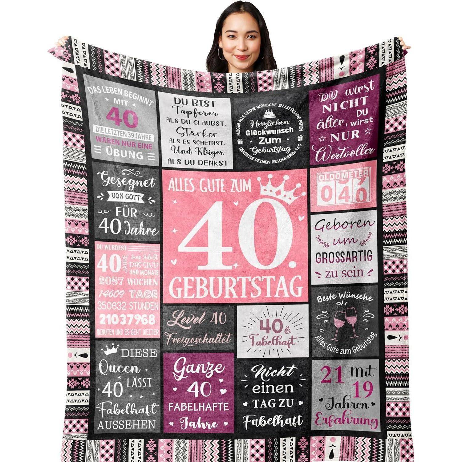Eine Person hält eine dekorative Decke, auf der deutscher Text und verschiedene Designs den 40. Geburtstag feiern, mit Redewendungen über das Älterwerden und Weisheit.