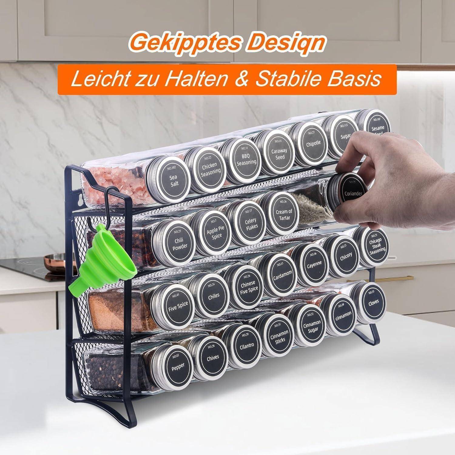 Ein Gewürzregal mit beschrifteten Gläsern, die in einem geneigten Design für einfachen Zugriff angeordnet sind. Eine Hand wählt ein Glas aus. Der deutsche Text hebt die stabile Basis hervor.