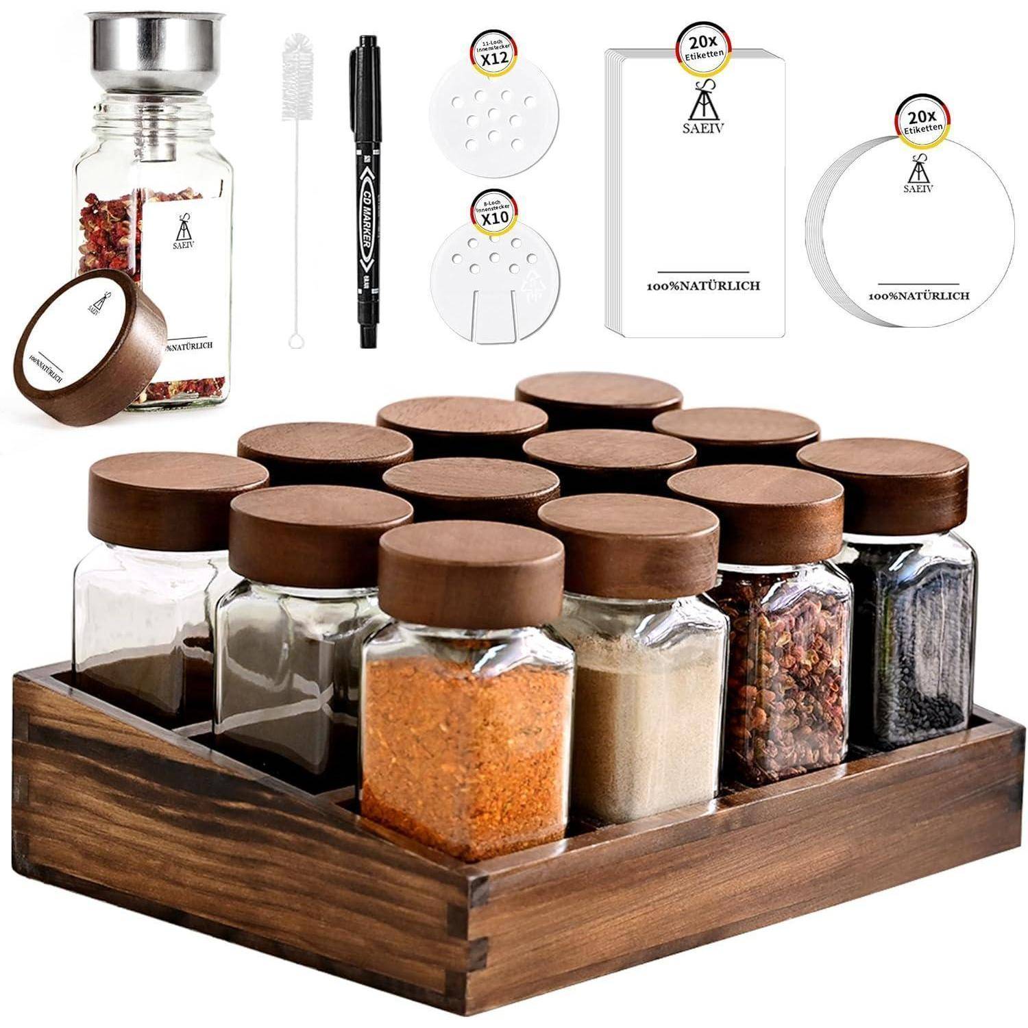 Ein Gewürzregal-Set mit 12 Gläsern, Holzdeckeln und Etiketten. Enthält eine Reinigungsbürste und einen Stift. Die Gläser sind für verschiedene Gewürze vorgesehen und ordentlich angeordnet.
