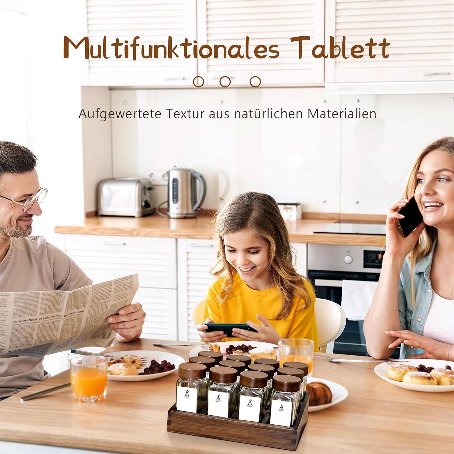 Familie am Frühstückstisch, Vater liest Zeitung, Tochter nutzt Handy, Mutter telefoniert. Küche im Hintergrund. Text: 'Multifunktionales Tablett'.