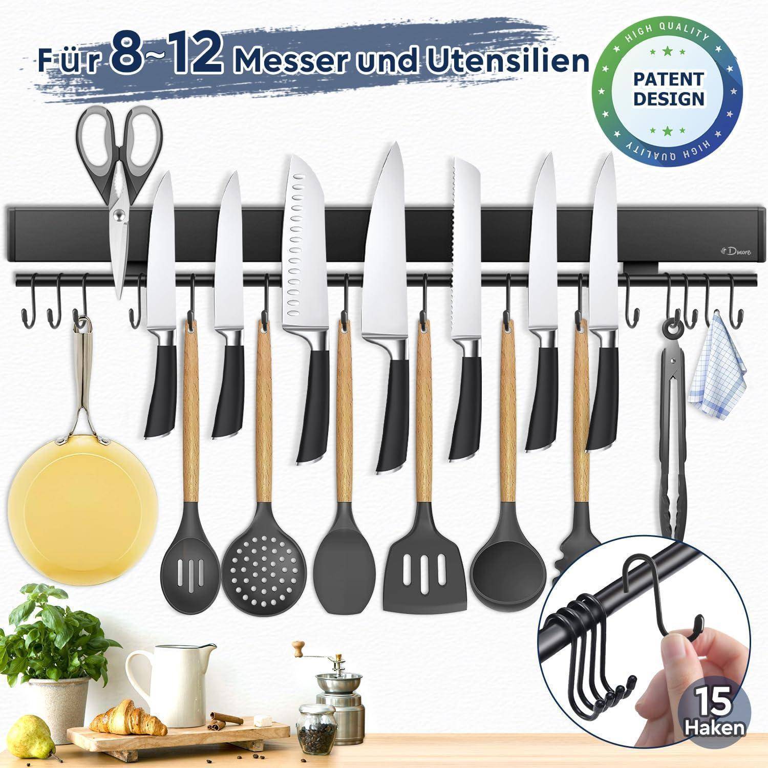 Magnetischer Messer- und Utensilien-Halter für 8-12 Gegenstände mit Scheren, Messern, Pfanne und Küchenutensilien, die daran hängen. Inklusive 15 Haken und Patentdesign-Etikett.