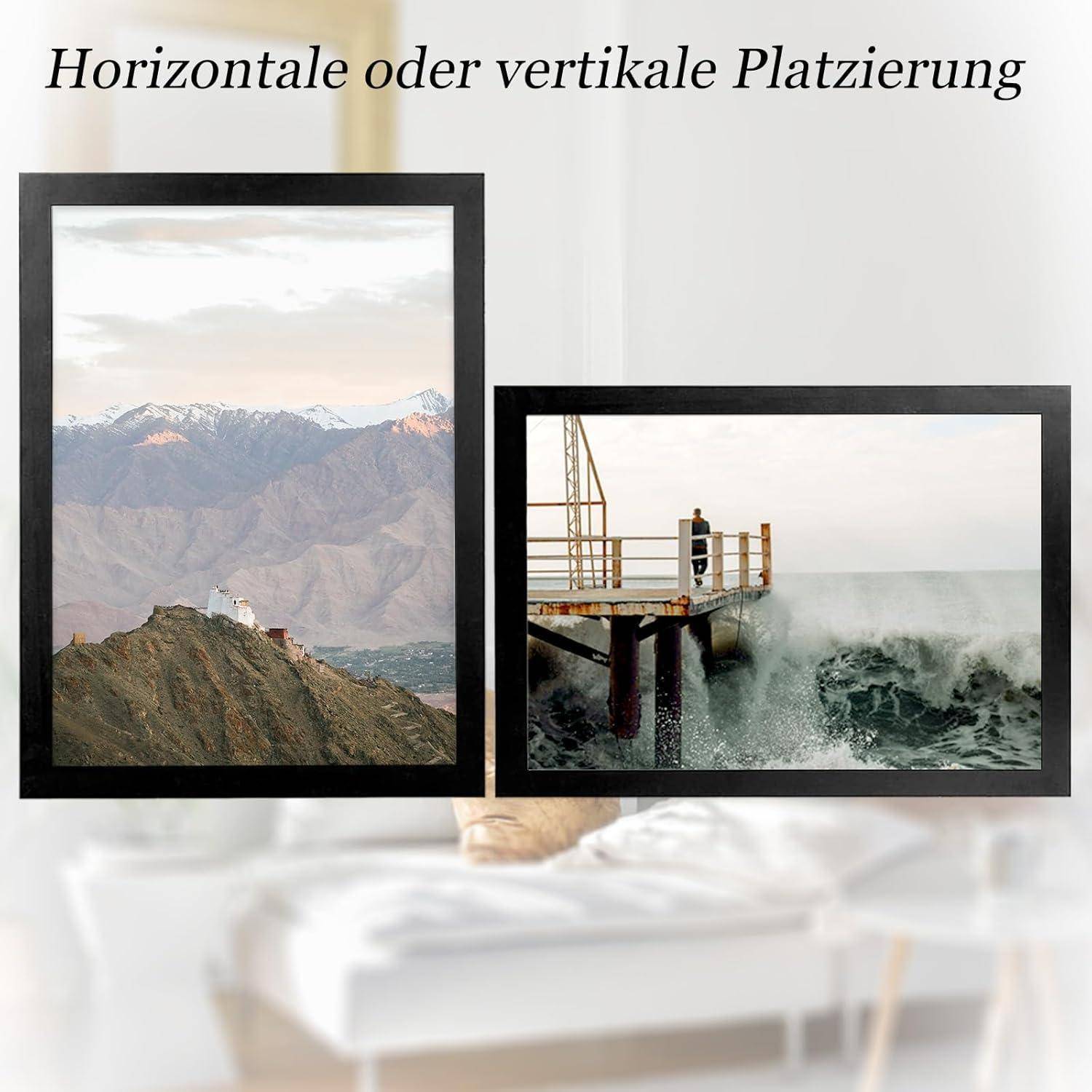 Zwei gerahmte Fotos werden ausgestellt: eines hochkant mit Bergen und einem weißen Gebäude, eines quer mit einem Steg und Wellen. Deutscher Text lautet: 'Horizontale oder vertikale Platzierung'.