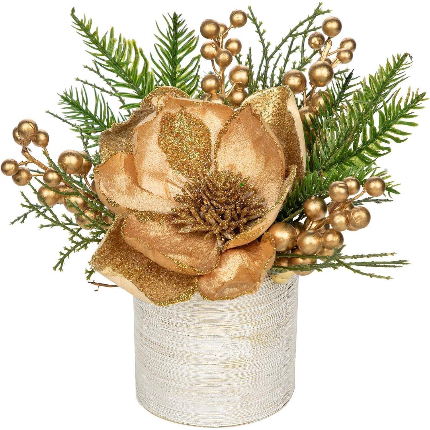 Eine dekorative Anordnung in einer Vase präsentiert eine große goldene Blume, goldene Beeren und grüne Kiefernzweige, die eine festliche Dekoration schaffen.