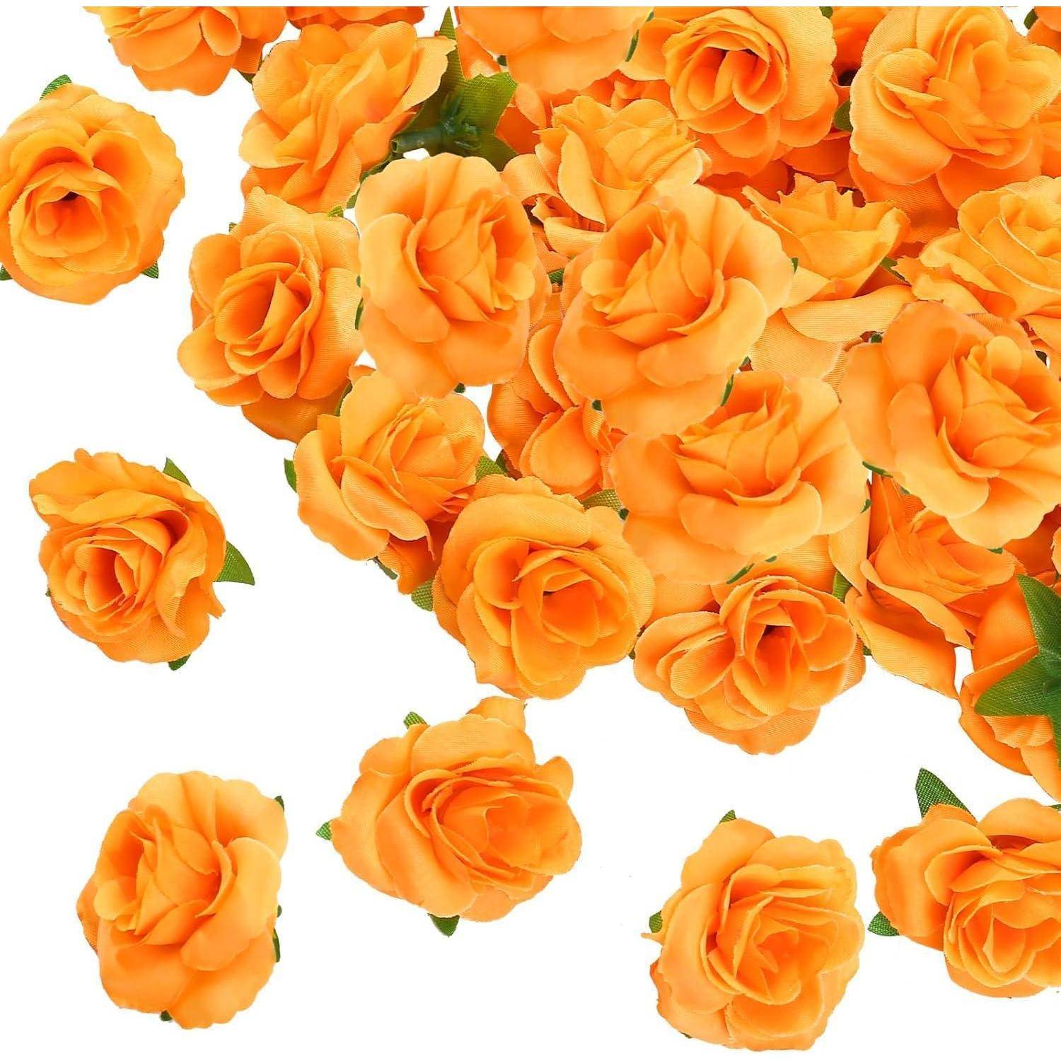 Ein Strauß leuchtend orangefarbener Rosen mit lebhaft grünen Blättern, die in voller Blüte stehen.