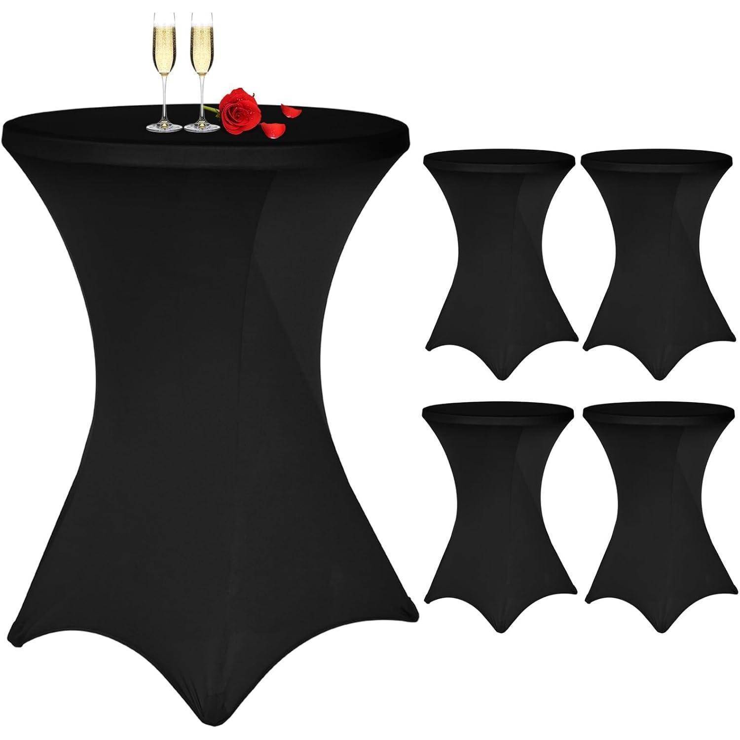Vier schwarze Cocktailtische, einer mit Champagnerflöten und einer roten Rose obenauf, vor weißem Hintergrund.