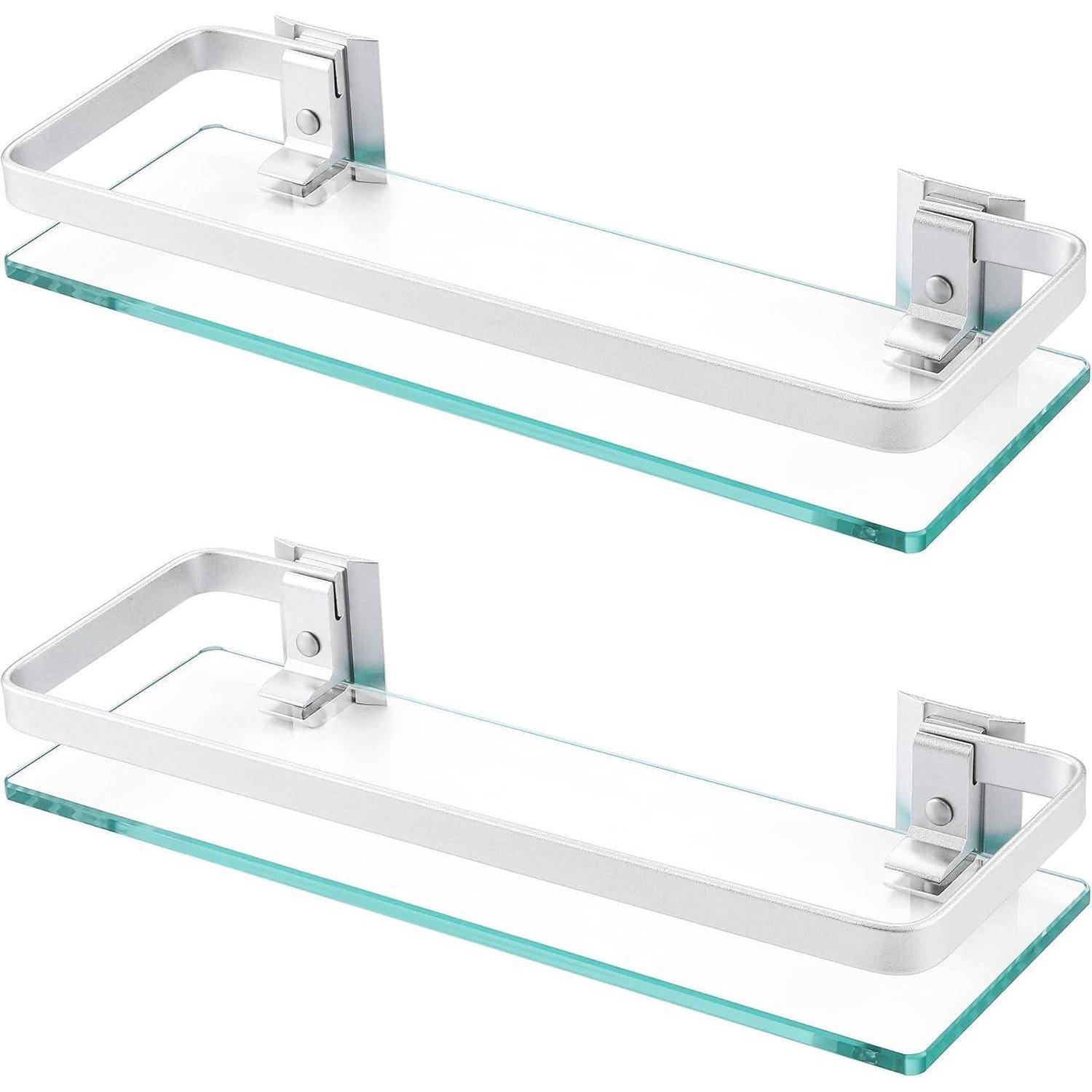 Zwei rechteckige, transparente Glasregale mit weißen Halterungen, die für die Wandmontage konzipiert sind.