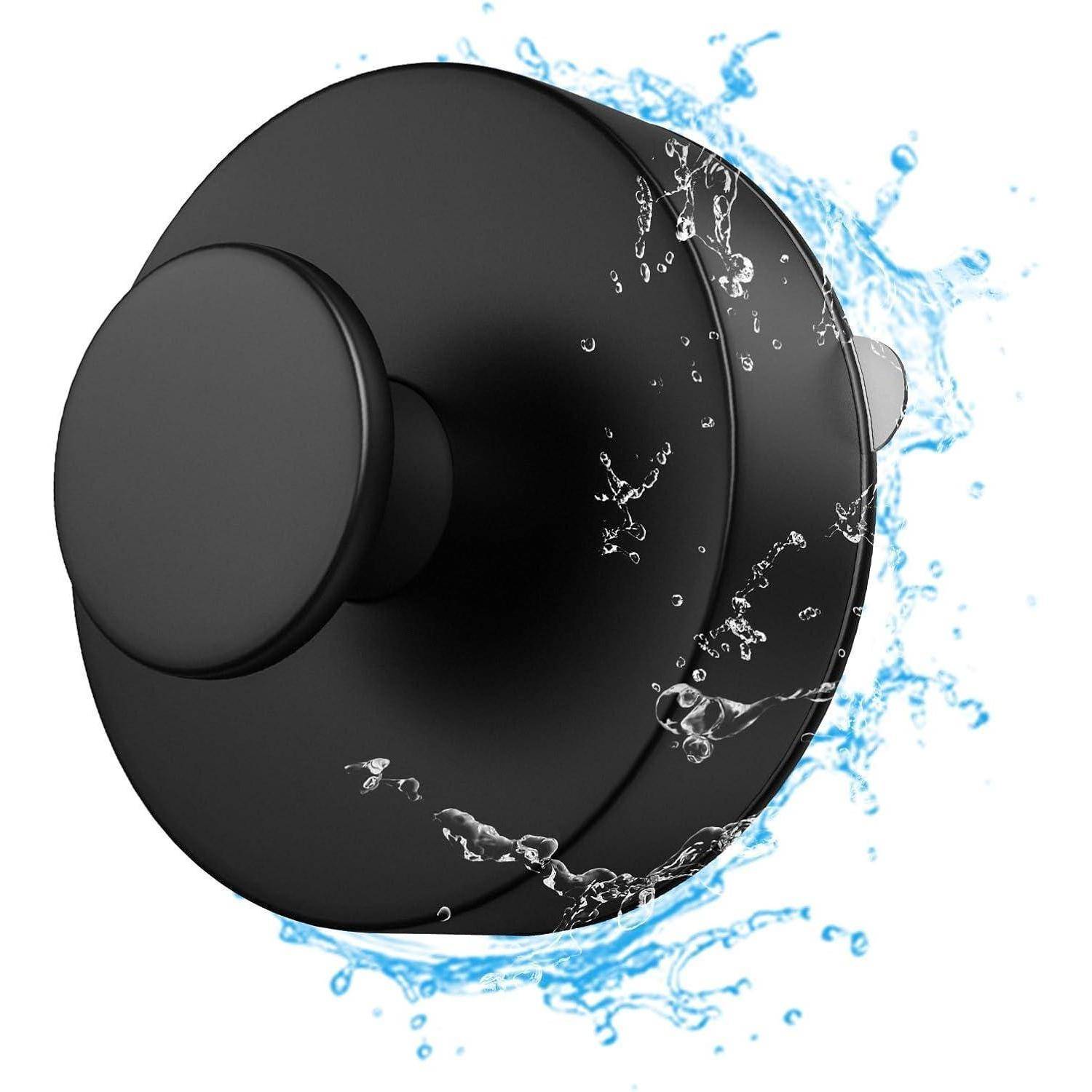 Ein schwarzer, runder wasserdichter Wandhaken mit Wasserspitzen, die seine Wasserbeständigkeit veranschaulichen.