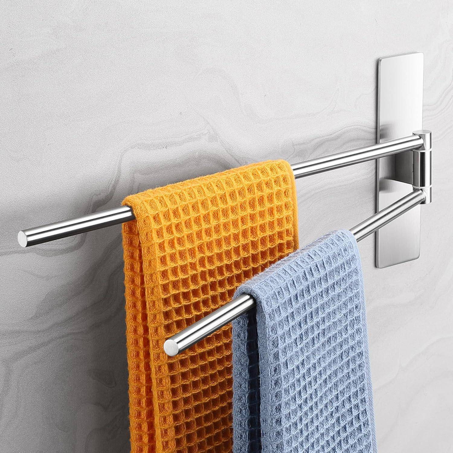 Zwei Handtücher, eines in Orange und eines in Blau, hängen an einer eleganten, silbernen Handtuchstange an einer hellgrauen Wand.
