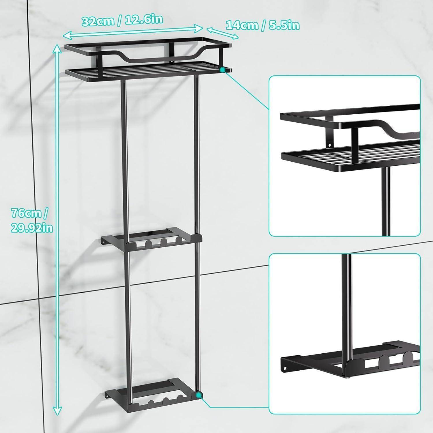 Ein schwarzes Metallregal für das Badezimmer mit zwei Ebenen ist an einer weißen gefliesten Wand montiert. Abmessungen beschriftet: 32 cm breit, 14 cm tief, 76 cm hoch.