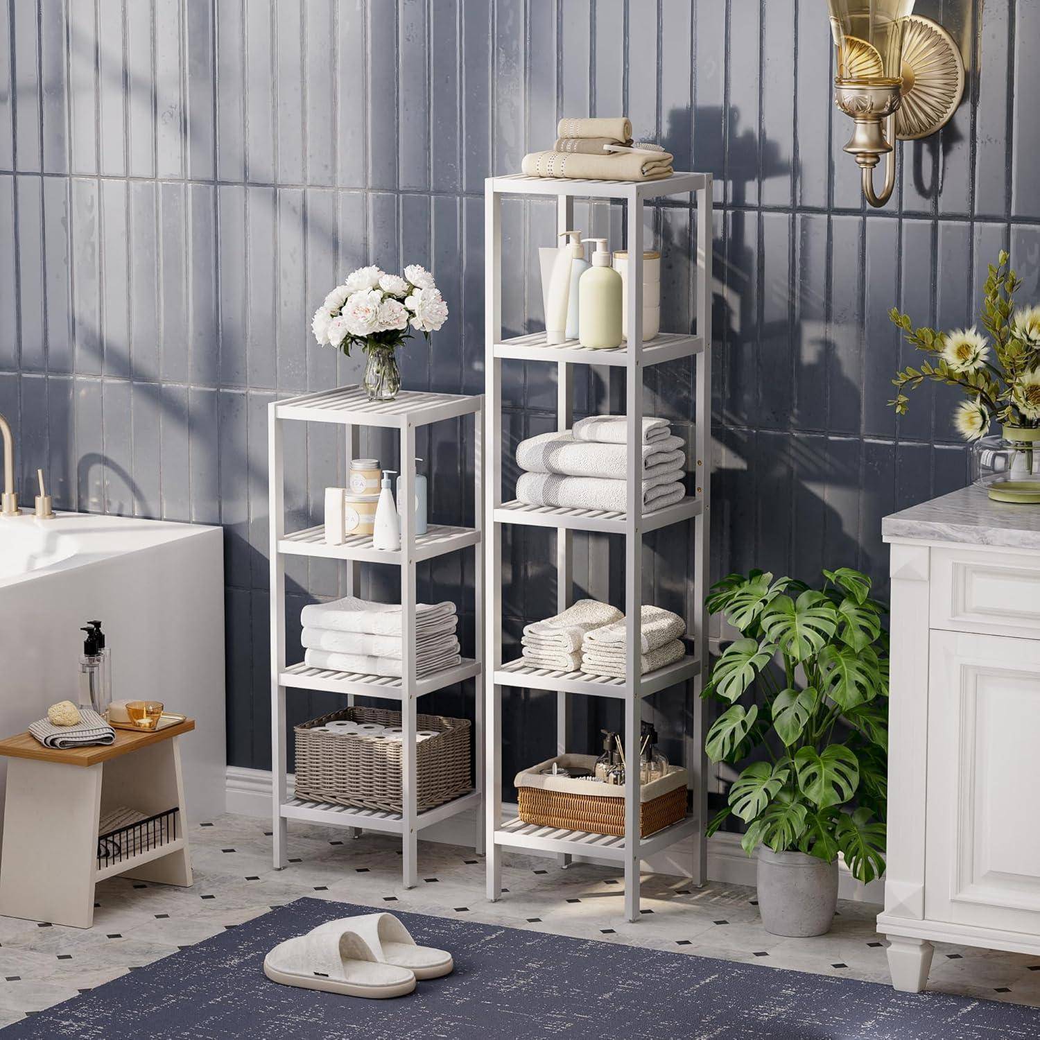 Badezimmer mit grauen gefliesten Wänden, ausgestattet mit Regalen, auf denen Handtücher und Körbe platziert sind. Es gibt eine Badewanne, grüne Pflanzen und moderne Beleuchtung.