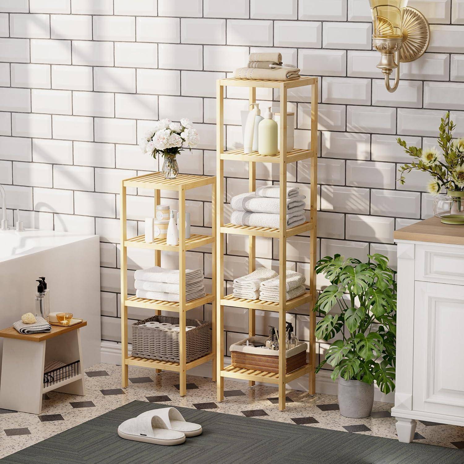 Ein ordentlich organisiertes Badezimmer zeigt Holzregale mit Handtüchern, Körben und einer Blumenvase, neben einer Badewanne und einer Zimmerpflanze.