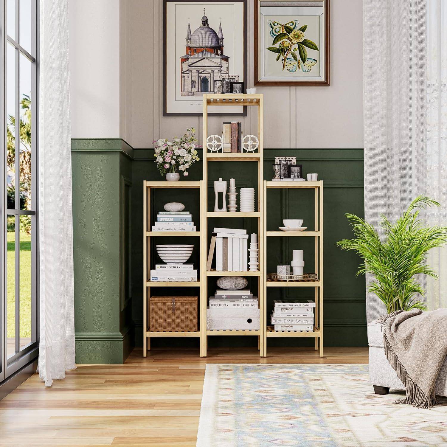 Eine gemütliche Raumecke mit einem Holzregal, auf dem Bücher, Körbe und Dekorationsgegenstände präsentiert werden. Gerahmte Kunstwerke hängen darüber. Sonnenlicht durchflutet den Raum.