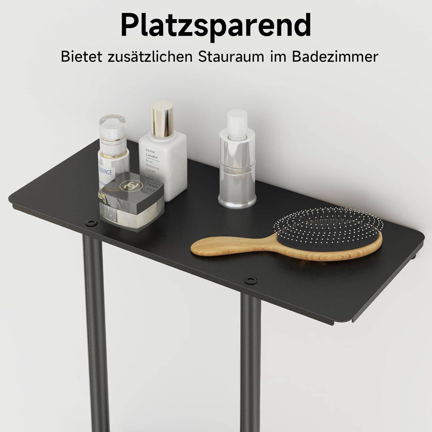 Ein 'platzsparendes' Regal mit Toilettenartikeln und Bürste bietet zusätzlichen Stauraum im Badezimmer.