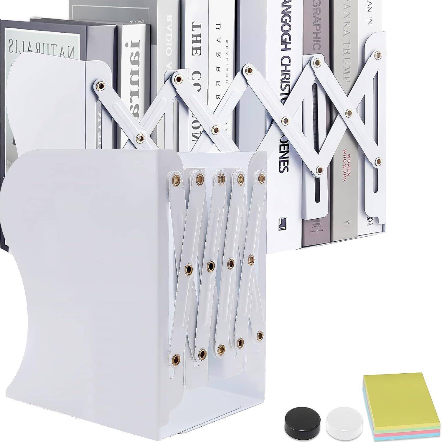 Verstellbarer weißer Buchstütze, die verschiedene Bücher hält und ein sich ausbreitendes Akkordeon-Design aufweist; in der Nähe befinden sich Haftnotizen und Pinnnadeln.