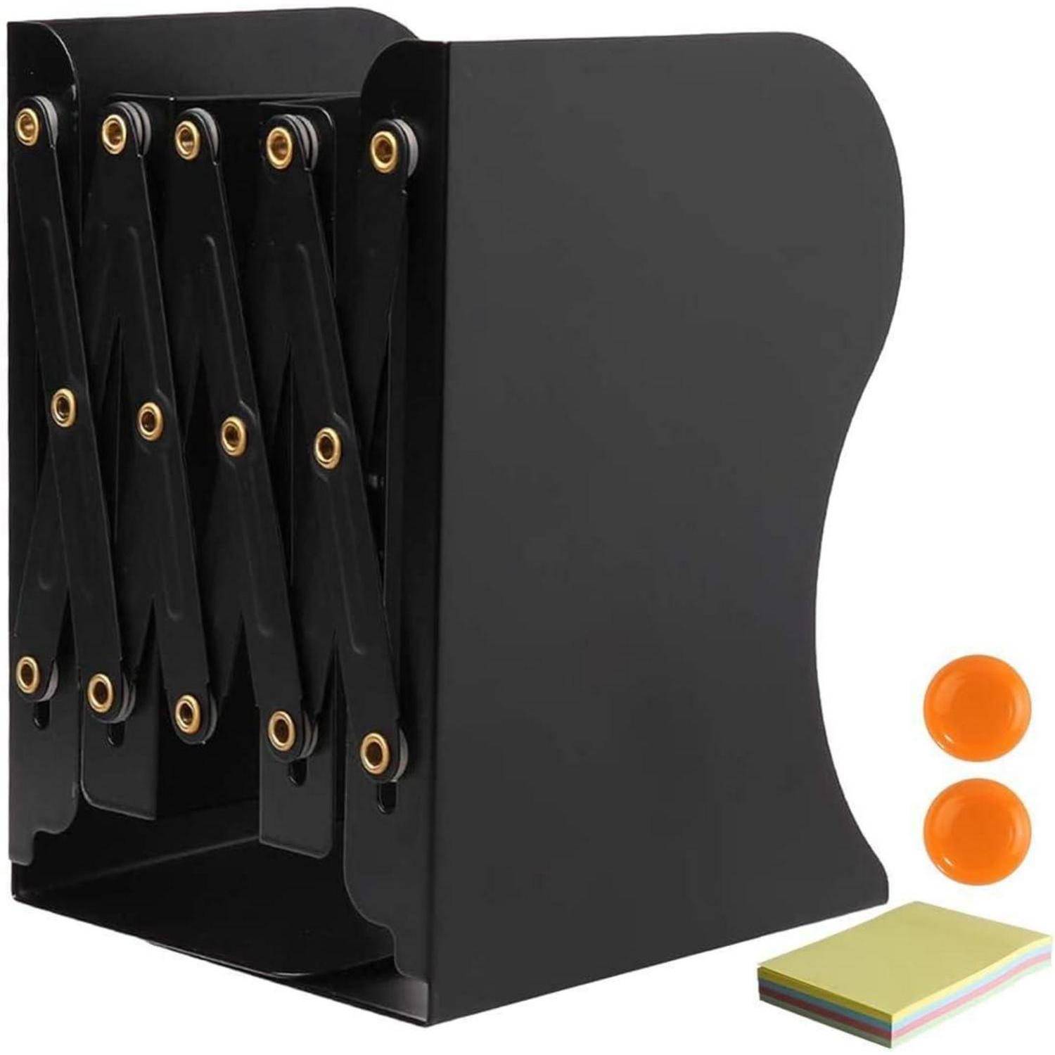 Schwarzer Buchstütze mit geometrischem Design, begleitet von zwei orangefarbenen Magneten und einem Stapel bunter Haftnotizen.