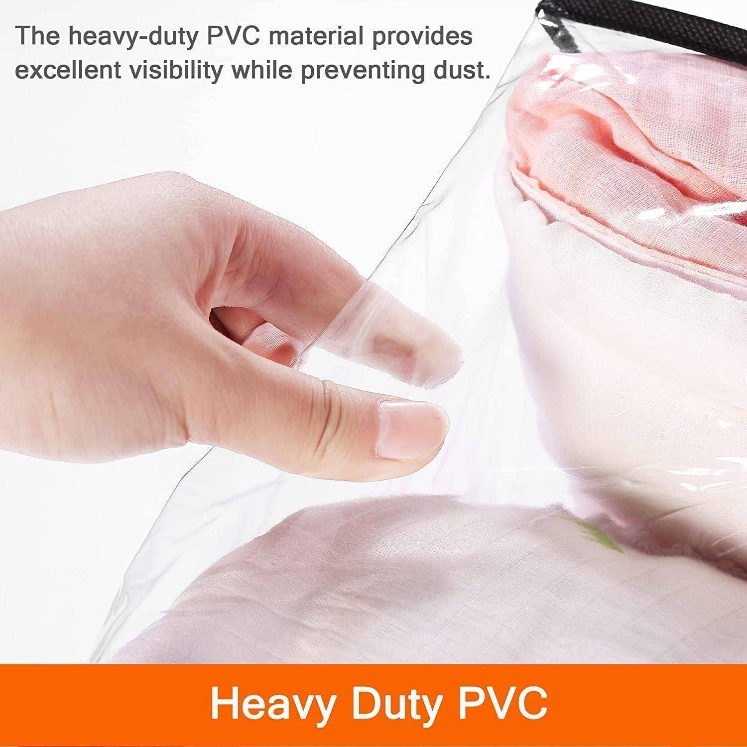 Eine Hand hält einen durchsichtigen Plastikbeutel, der einen pinken Stoff enthält. Text lautet: Das robuste PVC-Material bietet hervorragende Sichtbarkeit bei gleichzeitiger Staubverhinderung. Robustes PVC.