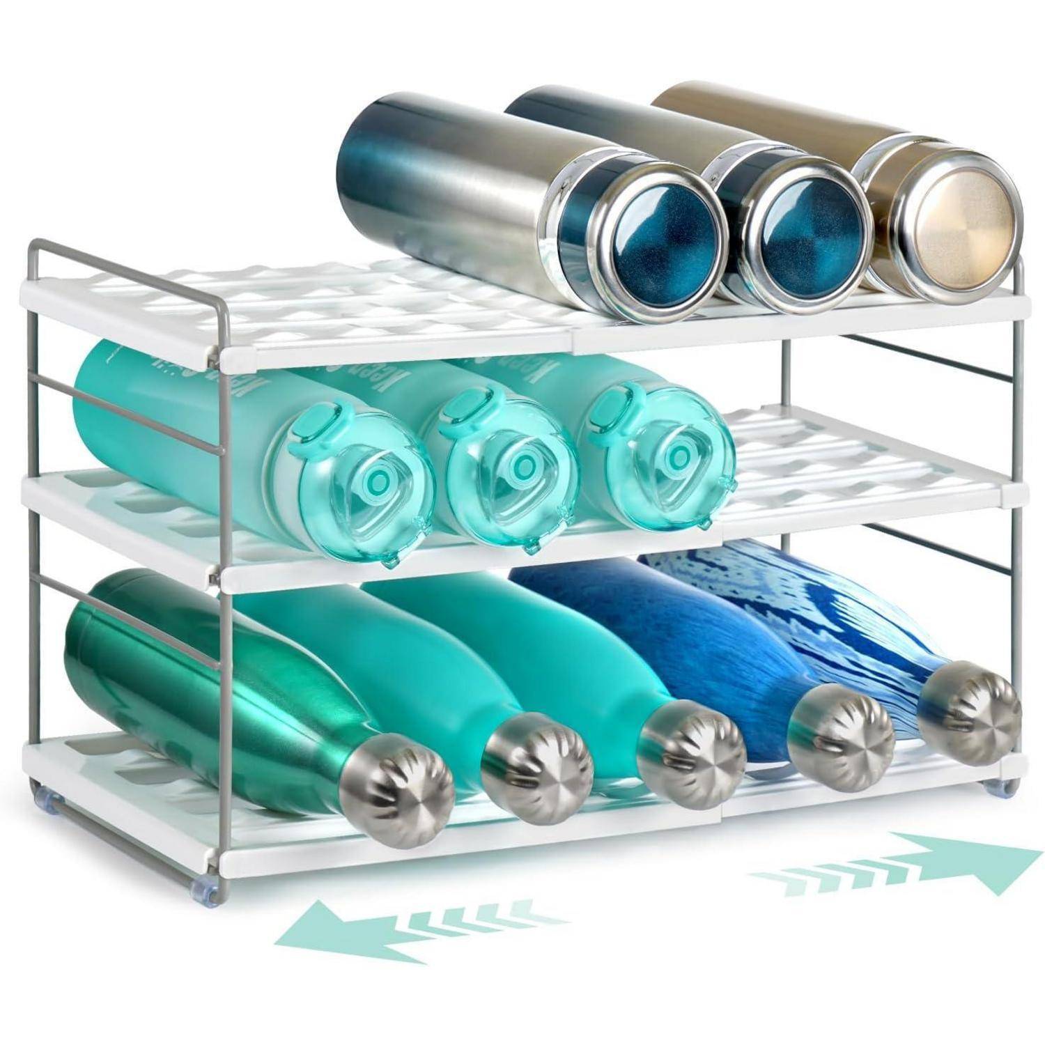 Ein Flaschenorganizer aus Metall und Kunststoff, der verschiedene Wasserflaschen auf drei Ebenen hält, mit Pfeilen, die eine horizontale Gleitbewegung anzeigen.