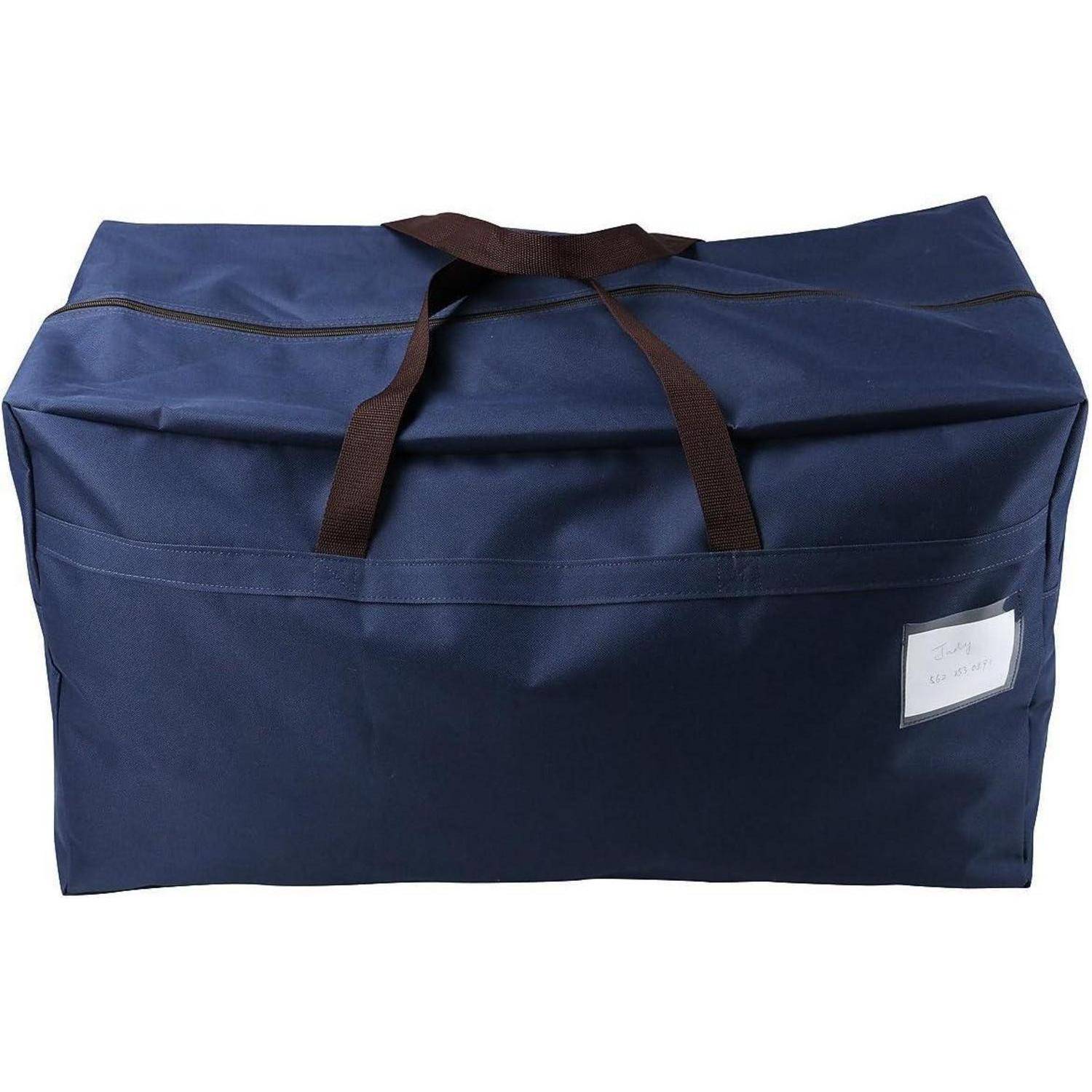 Eine große, dunkel blaue rechteckige Reisetasche mit braunen Griffen und einem kleinen weißen Etikett auf der Vorderseite, die zum Transport sperrigen Gepäcks verwendet wird.