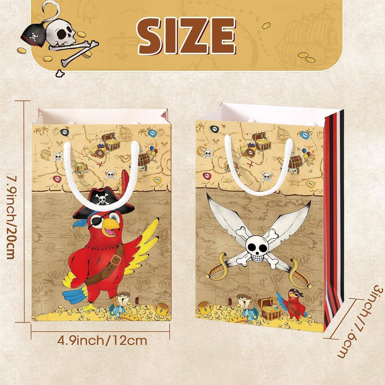 Geschenktüten im Piraten-Stil mit Griffen, mit einem roten Papagei mit Piratenhut und einem Totenkopf mit gekreuzten Schwertern. Abmessungen: 20 cm hoch, 12,5 cm breit, 7,5 cm tief.