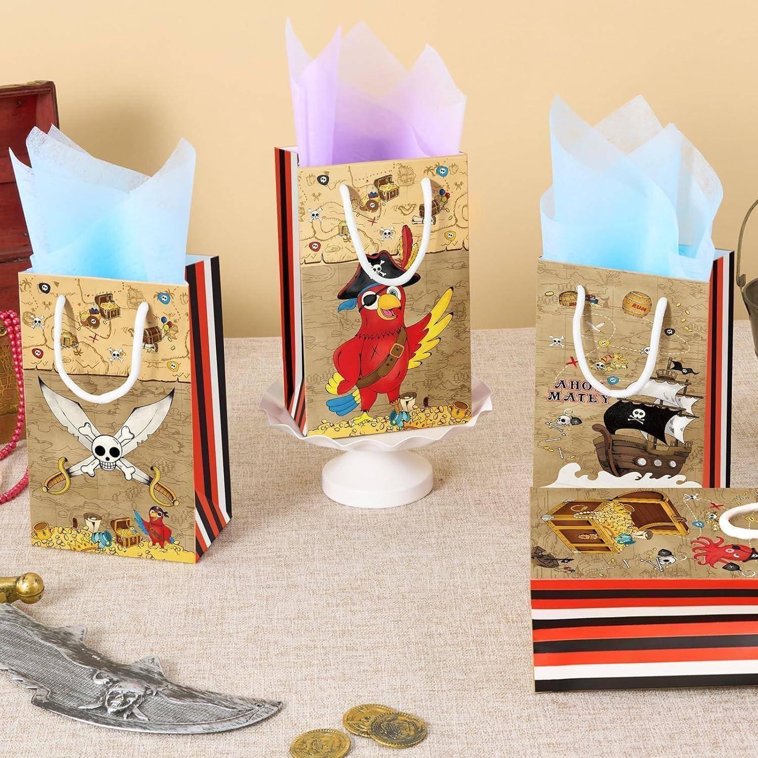 Piratenmotiv-Geschenktüten mit Totenkopf- und Papageiendesigns auf einem Tisch, umgeben von Piratenzubehör wie Münzen und einem Spielzeug-Schwert.