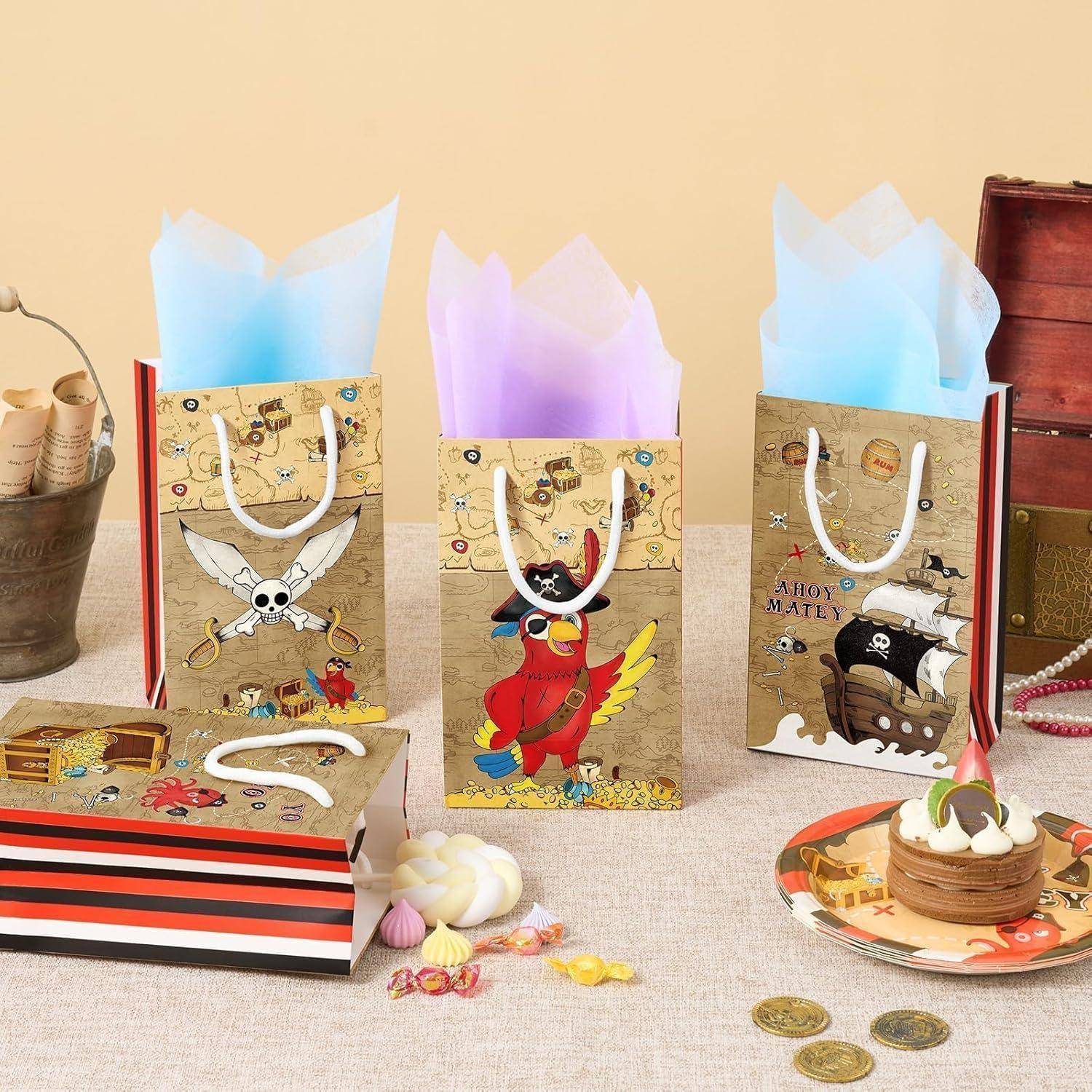Piraten-Geschenktüten mit Cartoon-Illustrationen von Schiffen, Karten und Schatzhüten, die auf einem Tisch mit nautischer Dekoration und Münzen platziert sind.