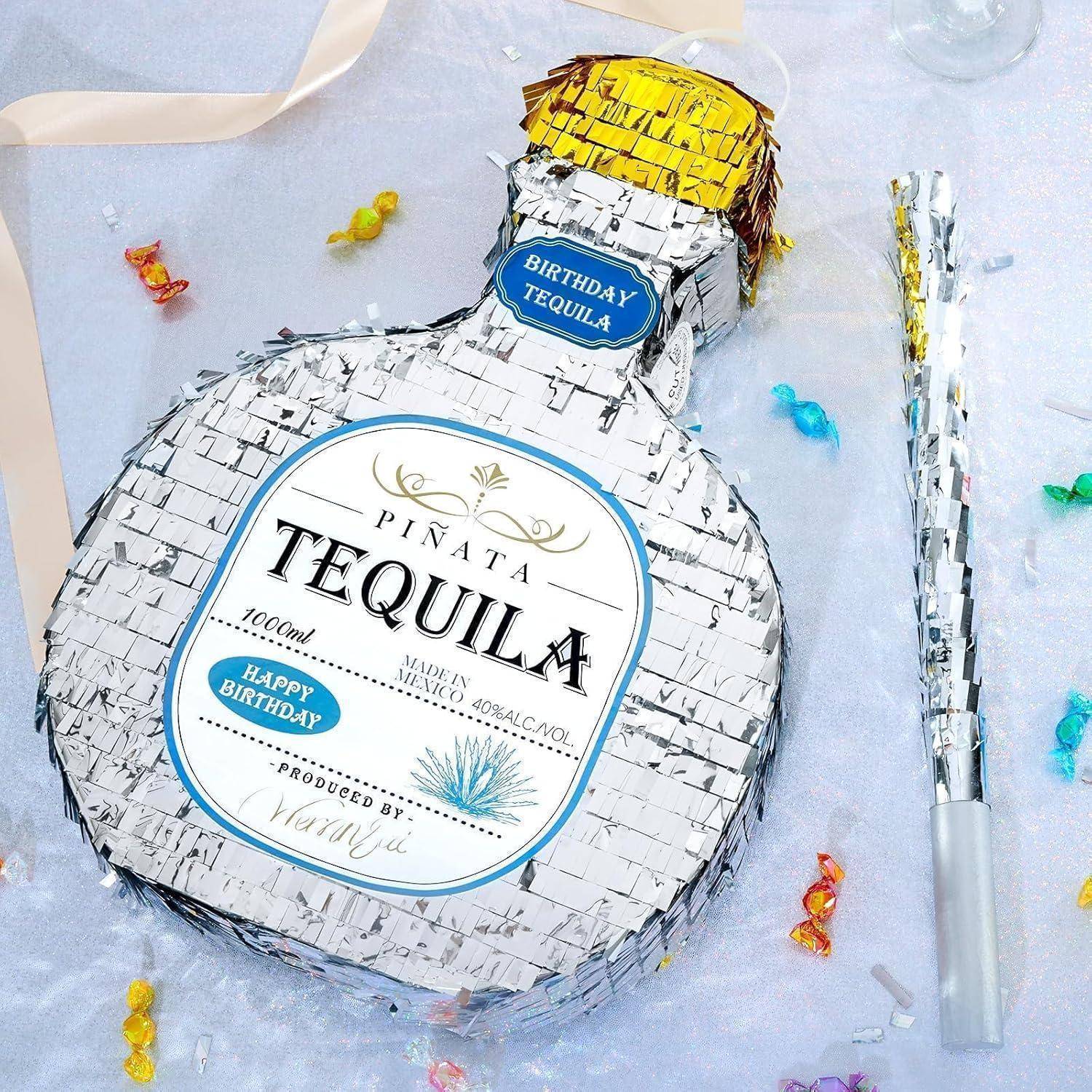 Eine Piñata in Form einer Tequilaflasche mit dem Text 