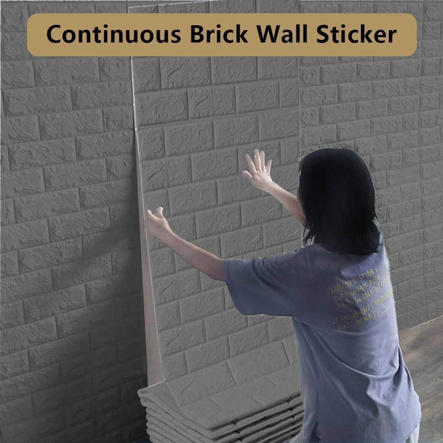 Eine Person bringt einen 'Kontinuierlichen Backsteinwand-Aufkleber' an einer Wand an und demonstriert dessen Textur und einfache Handhabung.