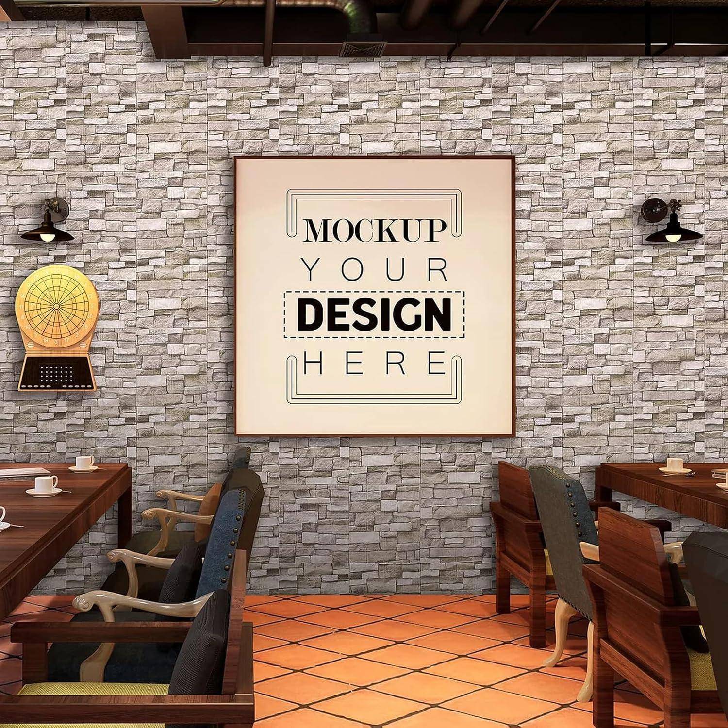 Ein gemütliches Café-Interieur mit Holztischen und -stühlen, mit einem großen quadratischen Rahmen an einer Steinwand, der den Text „MOCKUP-DESIGN HIER