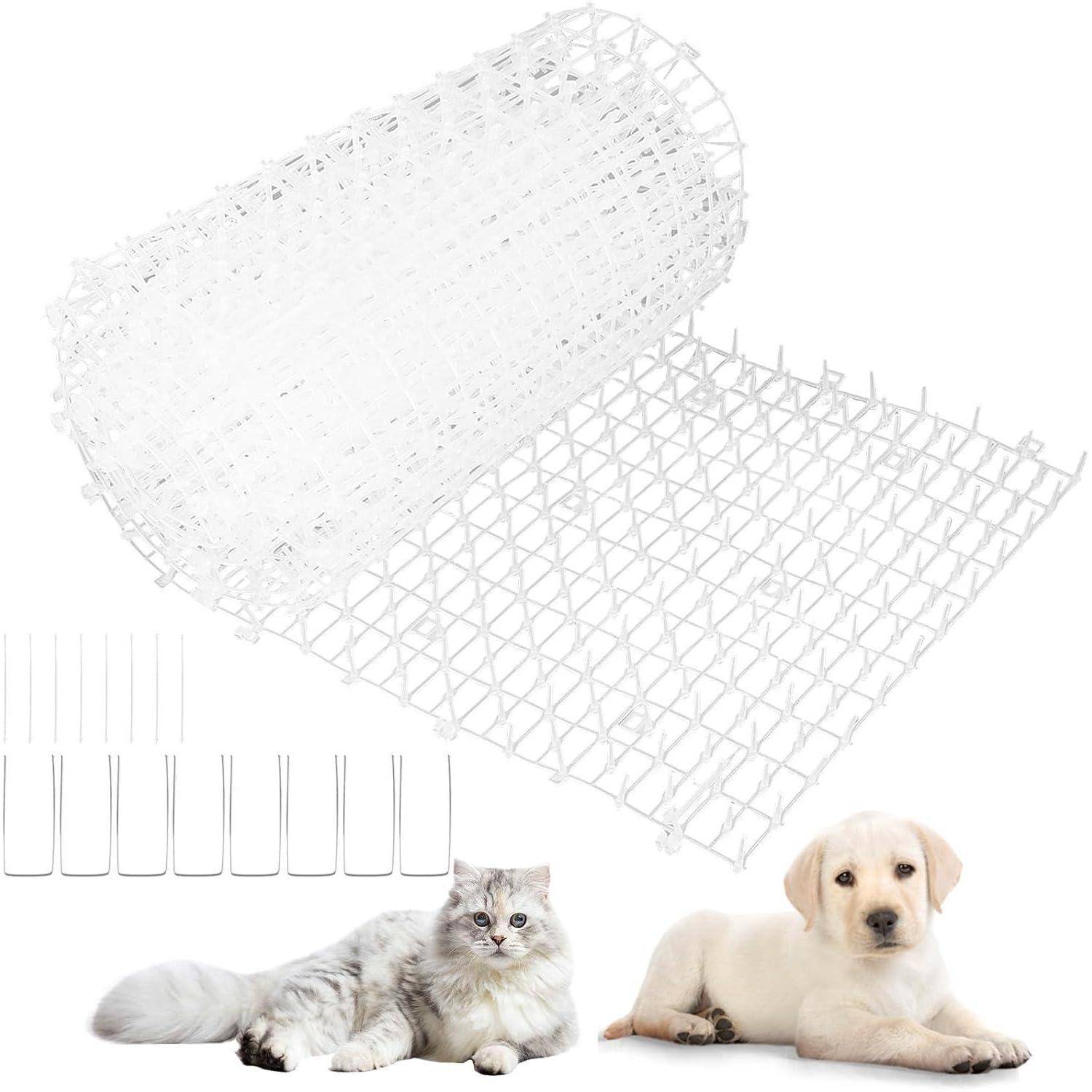 Katze und Hund liegen neben einem ausgerollten weißen, erweiterbaren Haustier-Absperrnetz und Heringe, was die Verwendung zur Abgrenzung bestimmter Bereiche nahelegt.