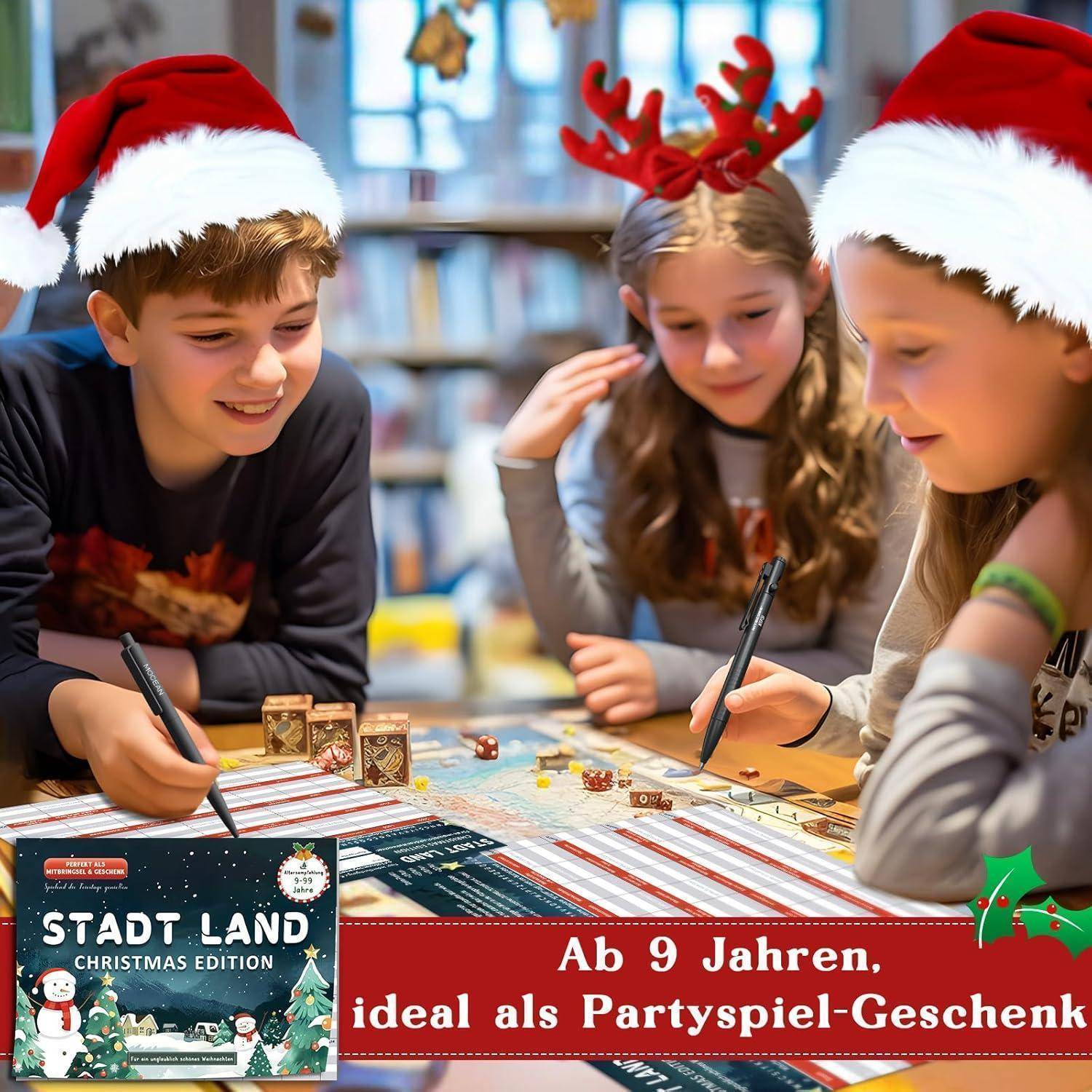 Drei Kinder mit festlichen Hüten spielen an einem Tisch ein Brettspiel. Eine Spielbox mit der Aufschrift ‚Stadt Land Weihnachtsausgabe' ist zu sehen.