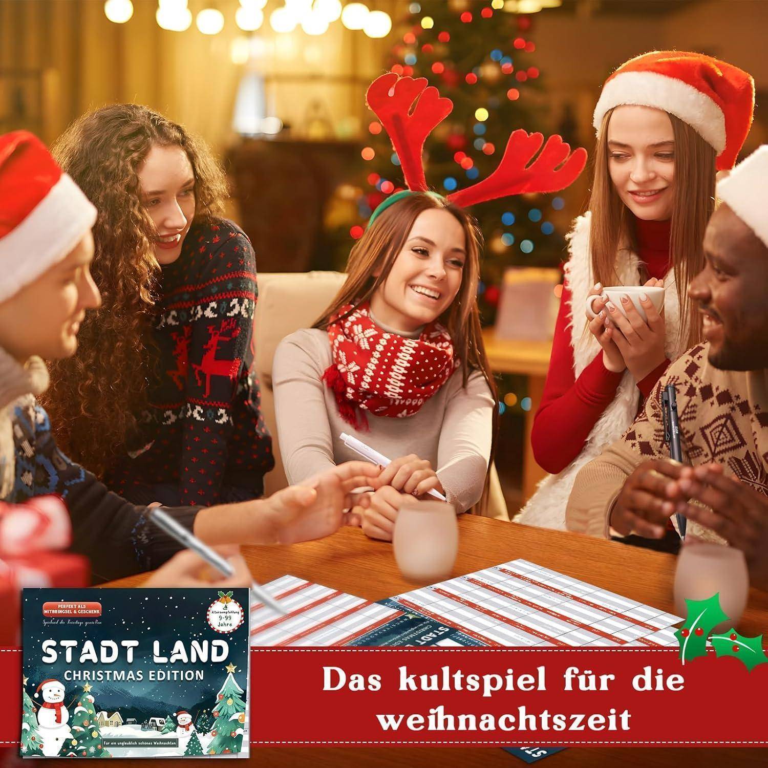 Eine Gruppe von Menschen in festlicher Kleidung sitzt um einen Tisch mit einem Brettspiel mit dem Titel 